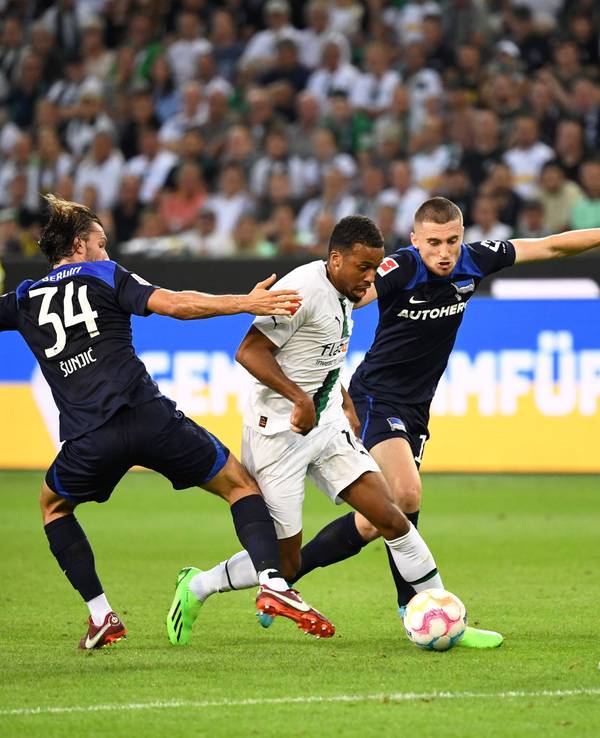Alassane Plea dribbelt durch die Hertha-Defensive.