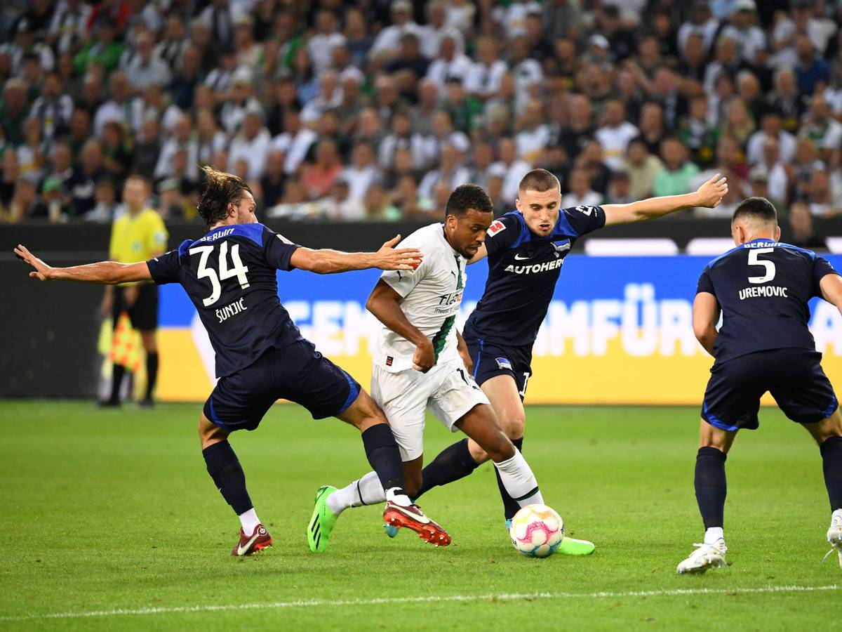 Alassane Plea dribbelt durch die Hertha-Defensive.