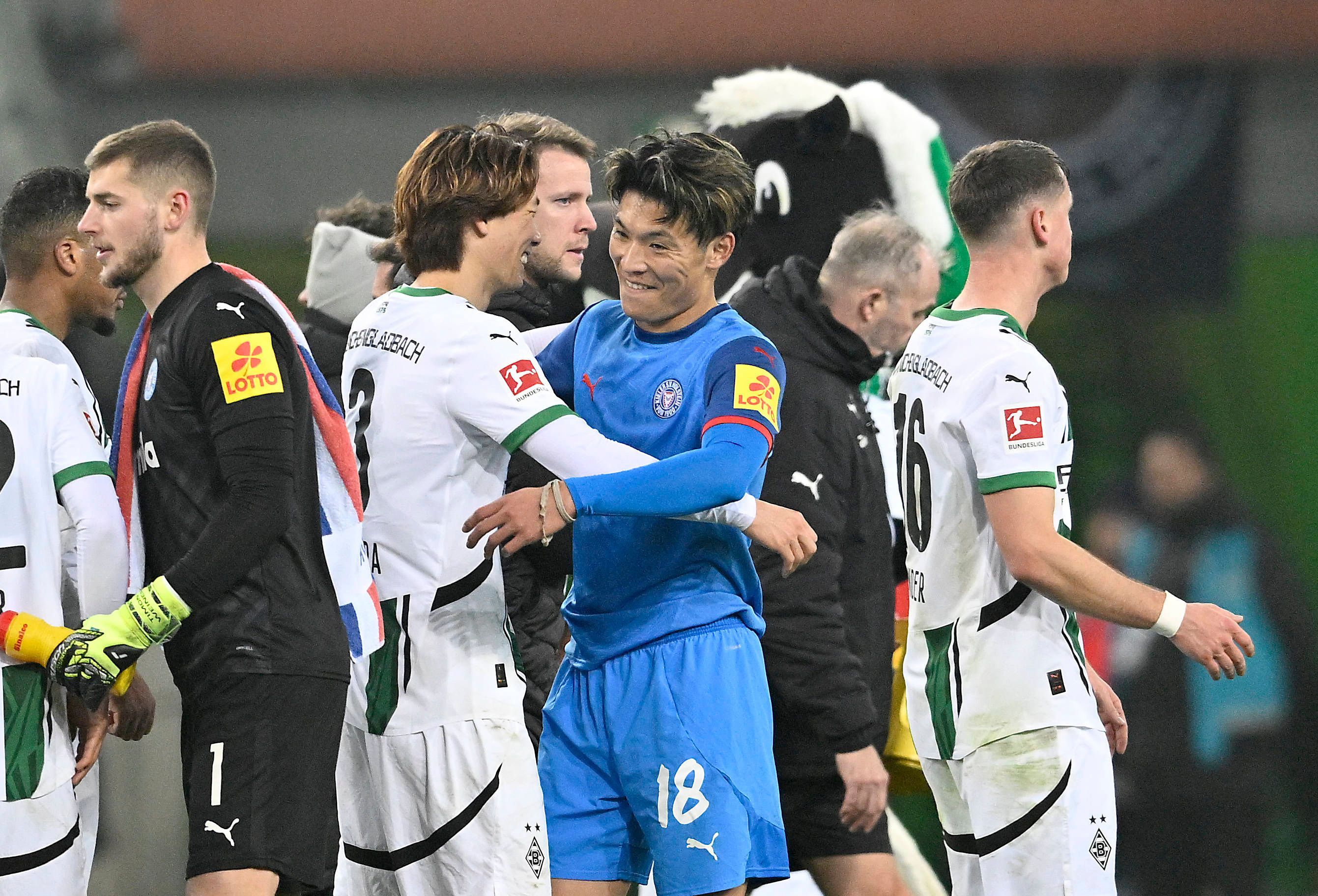 Shuto Machino und Ko Itakura bei einer Umarmung nach Abpfiff.