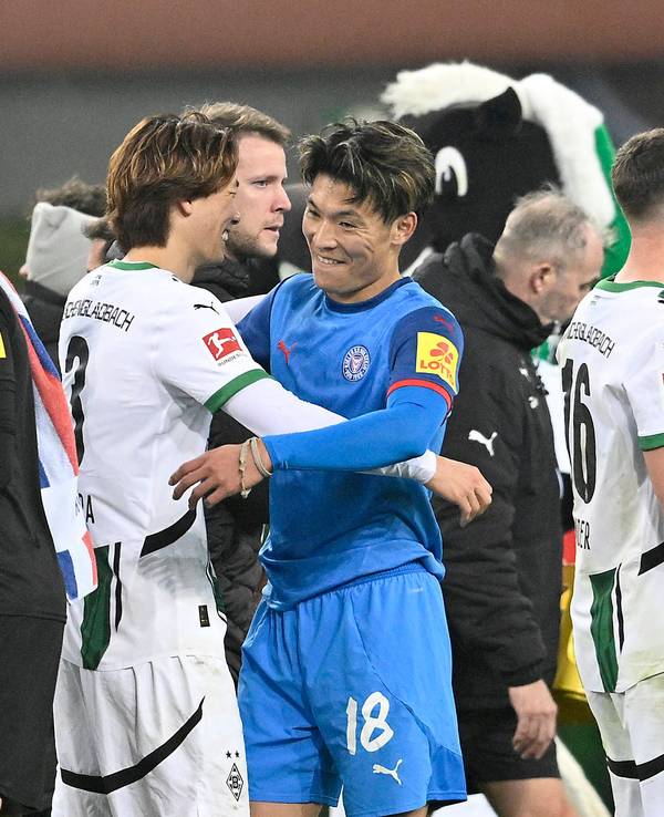 Shuto Machino und Ko Itakura bei einer Umarmung nach Abpfiff.