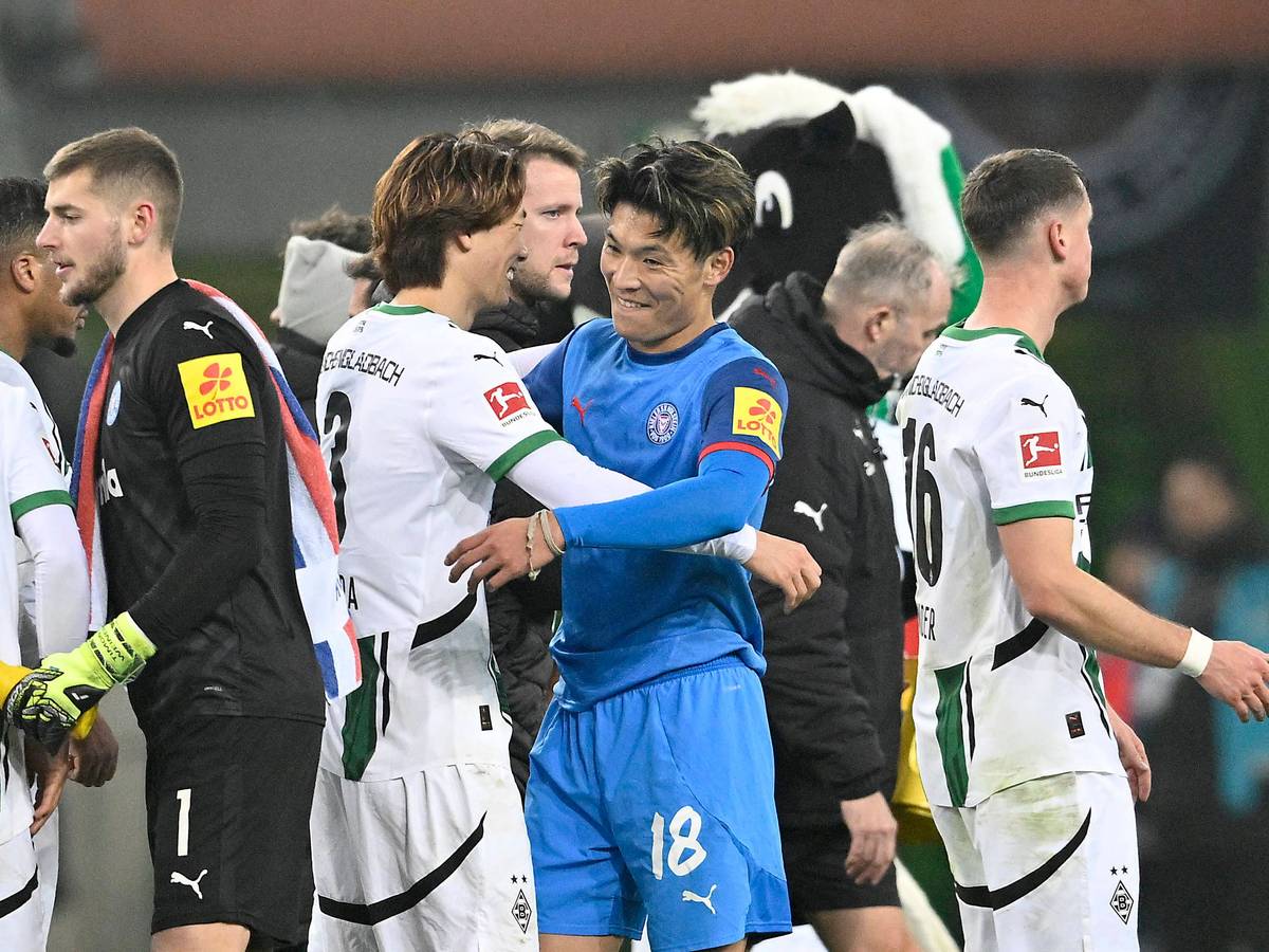 Shuto Machino und Ko Itakura bei einer Umarmung nach Abpfiff.