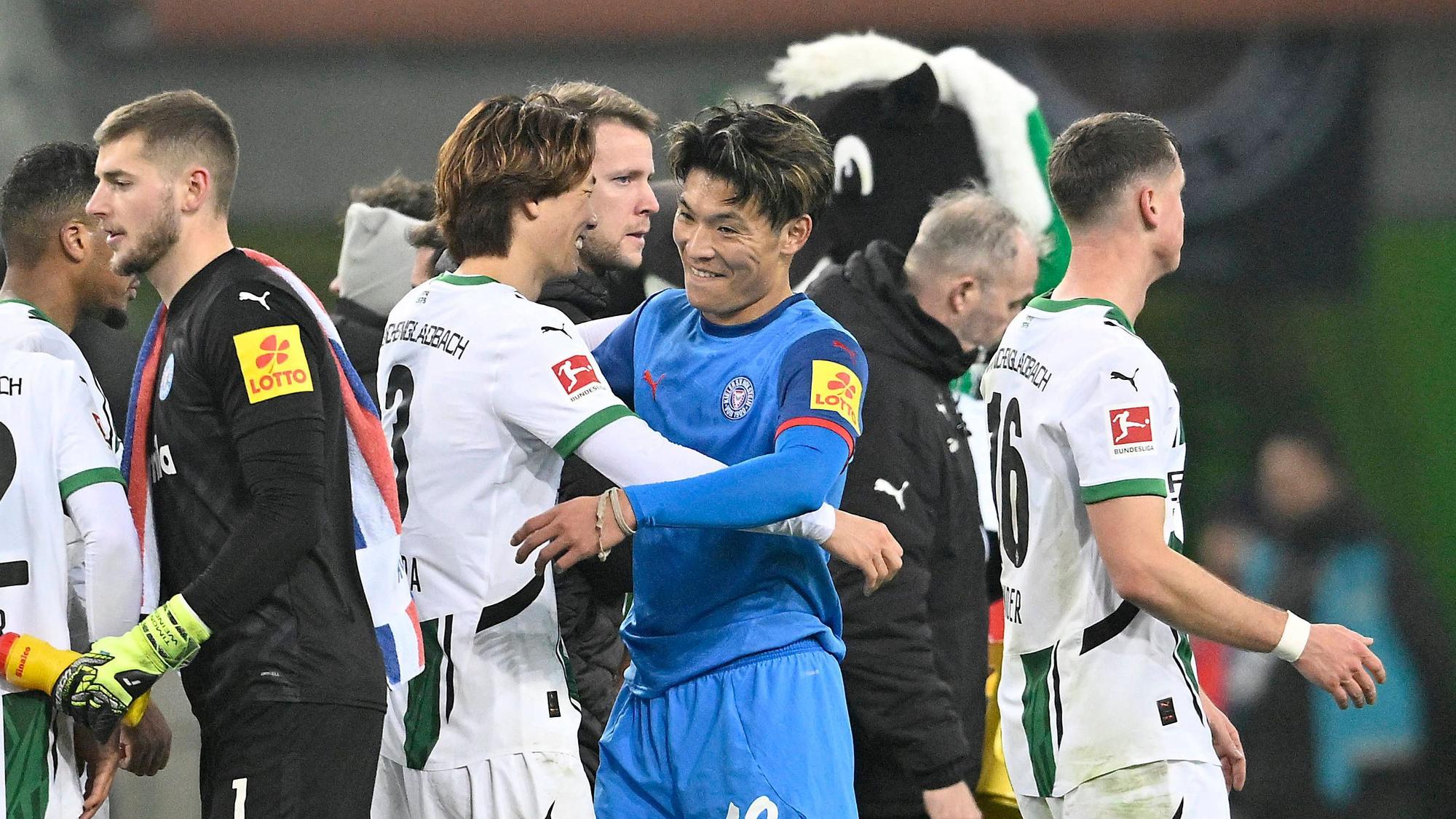 Shuto Machino und Ko Itakura bei einer Umarmung nach Abpfiff.