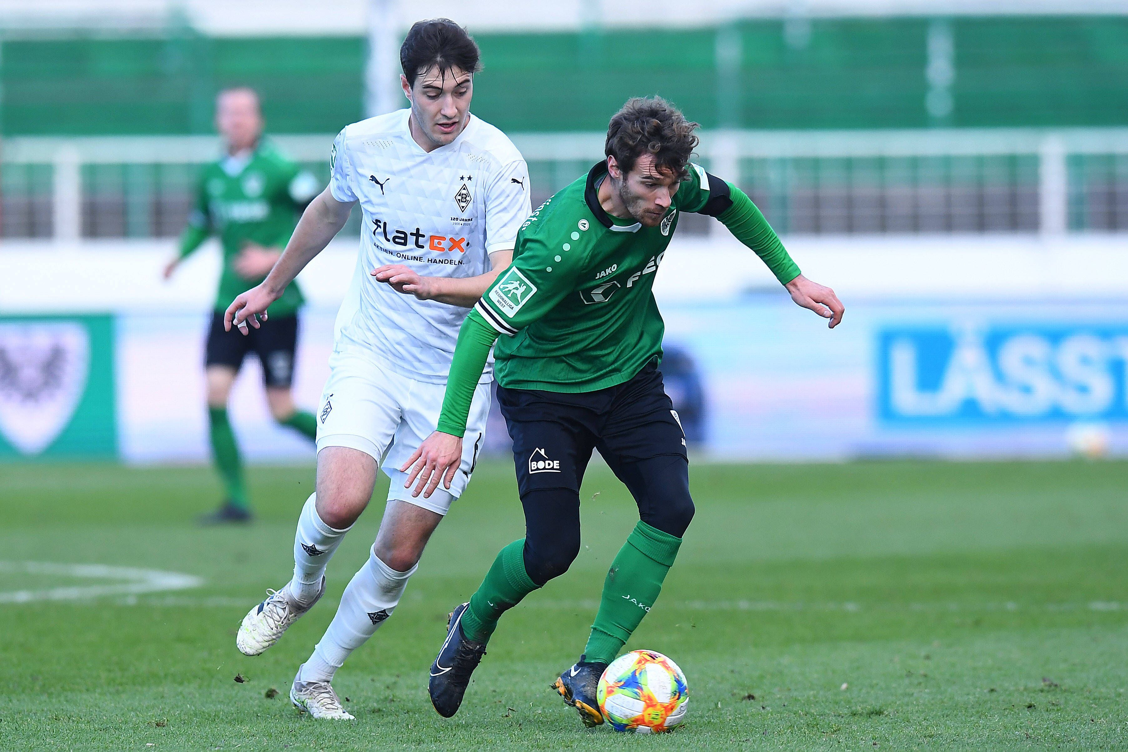 Marcel Benger im Zweikampf mit einem Münster-Spieler.