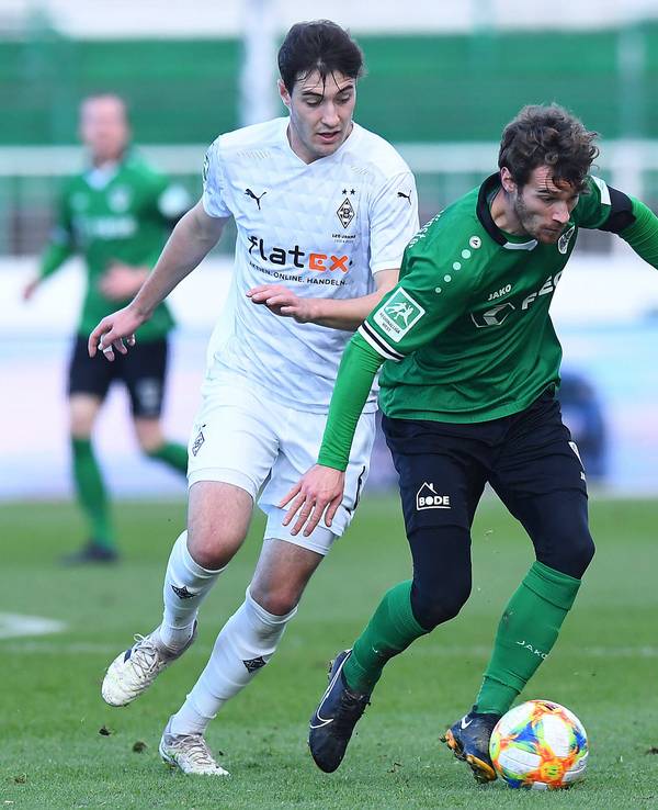 Marcel Benger im Zweikampf mit einem Münster-Spieler.