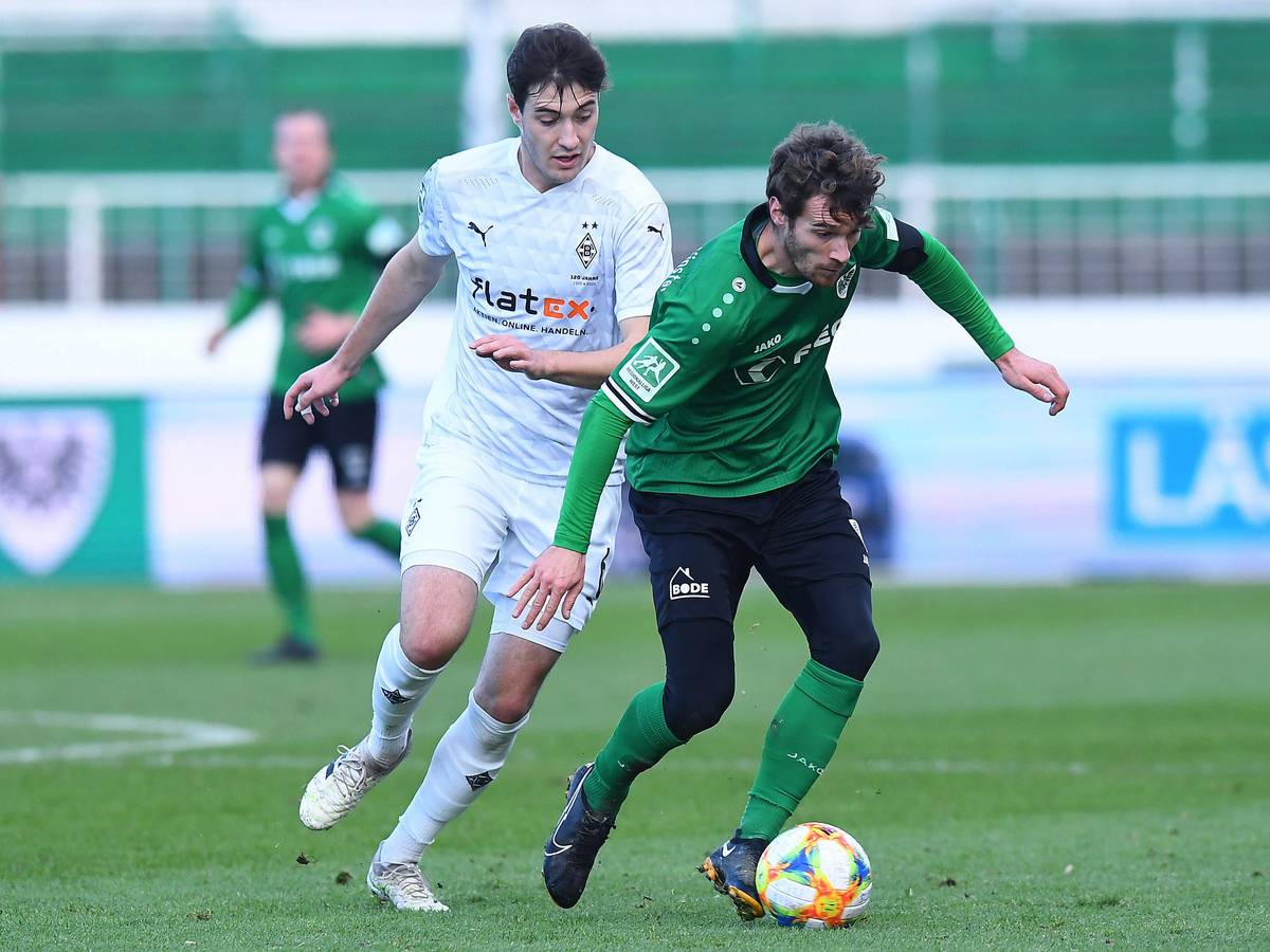 Marcel Benger im Zweikampf mit einem Münster-Spieler.