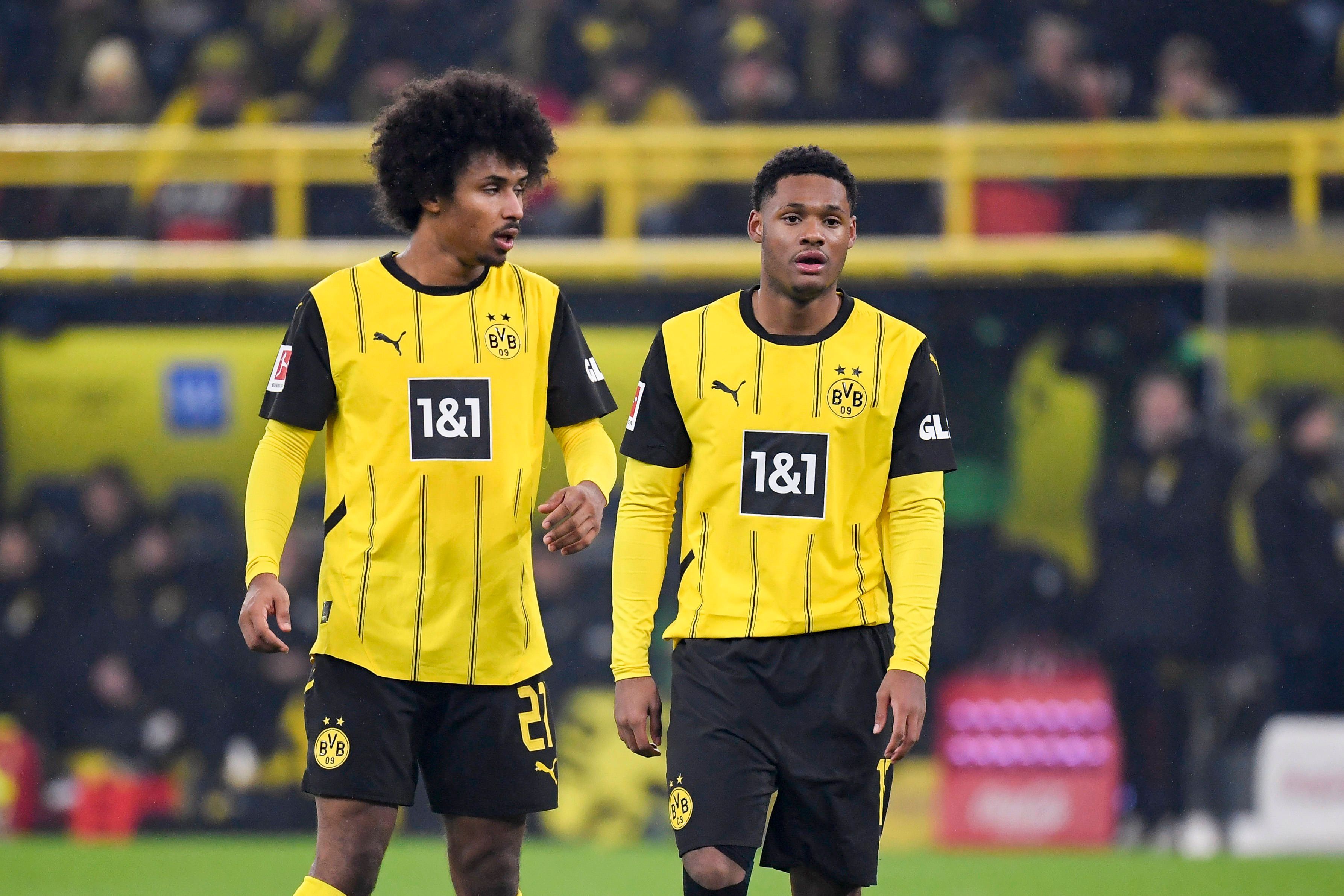 Karim Adeyemi und Julien Duranville im BVB-Trikot auf dem Feld.