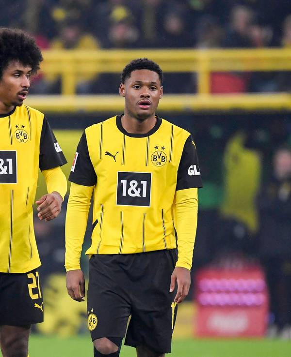 Karim Adeyemi und Julien Duranville im BVB-Trikot auf dem Feld.
