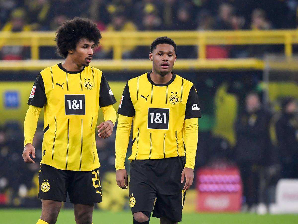 Karim Adeyemi und Julien Duranville im BVB-Trikot auf dem Feld.