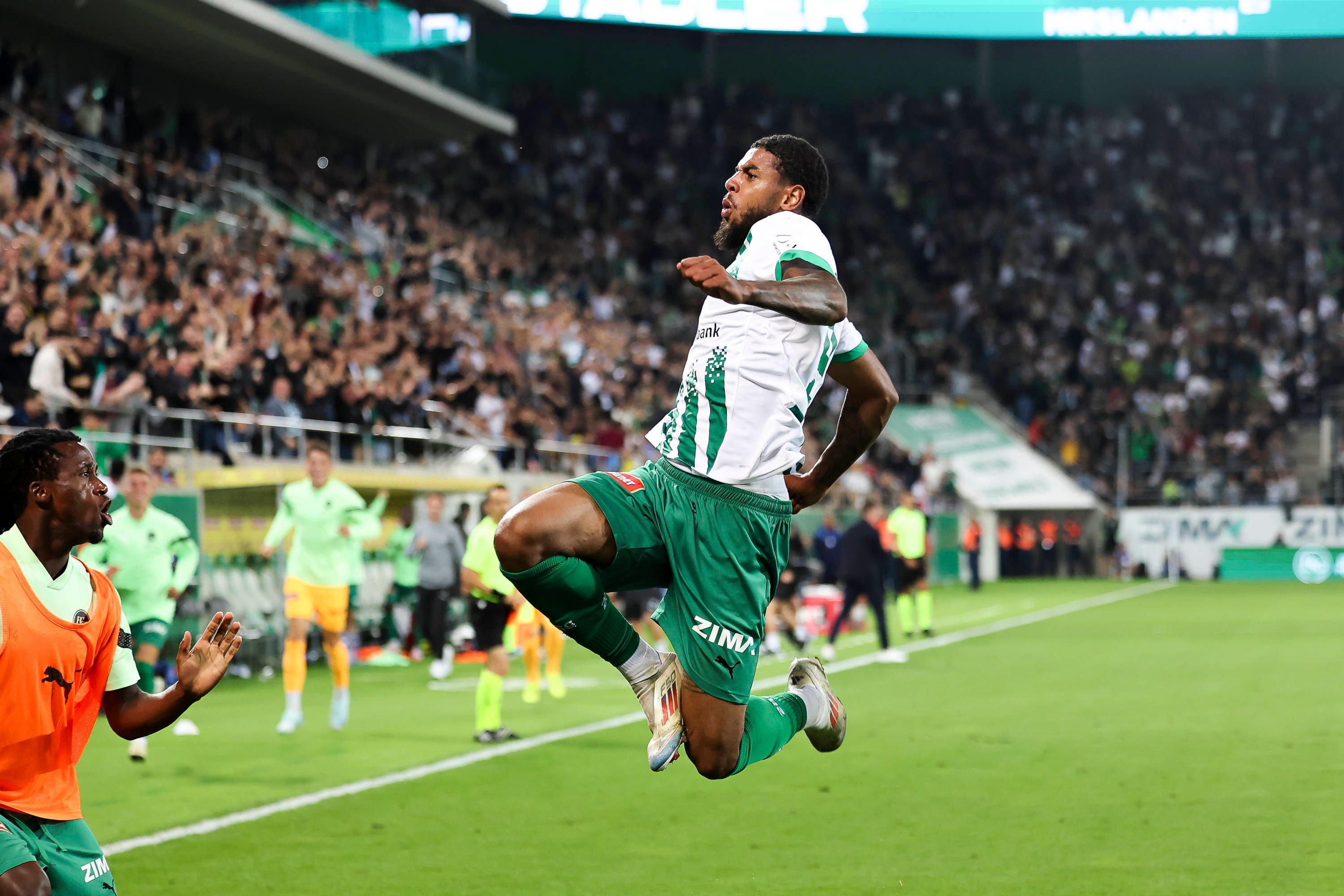 Willem Geubbels springt hoch und jubelt.