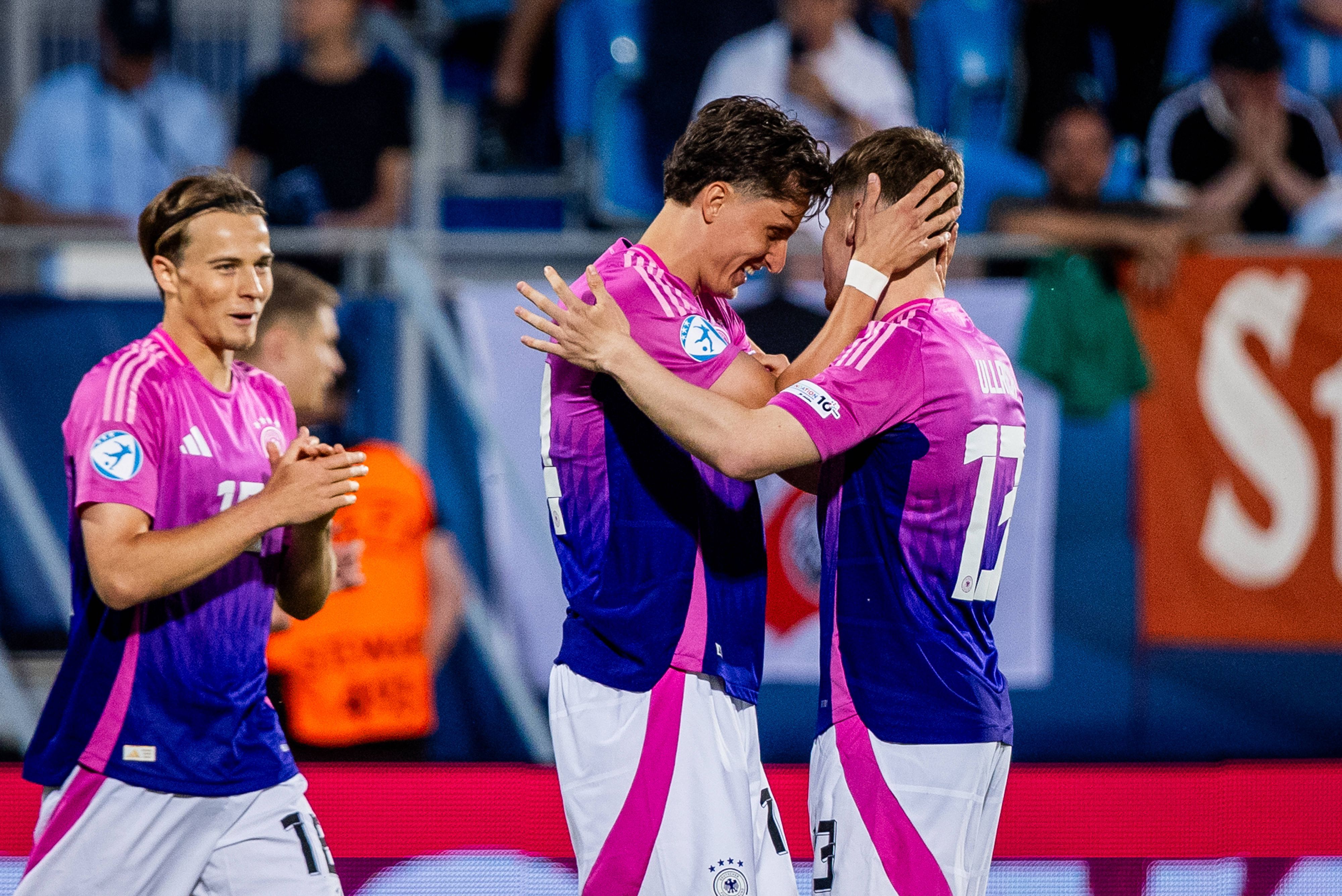 Tim Oermann (Mitte) beglückwünscht Lukas Ullrich (r.) zu dessen schöner Vorlage zum 1:0, Caspar Jander freut sich mit.