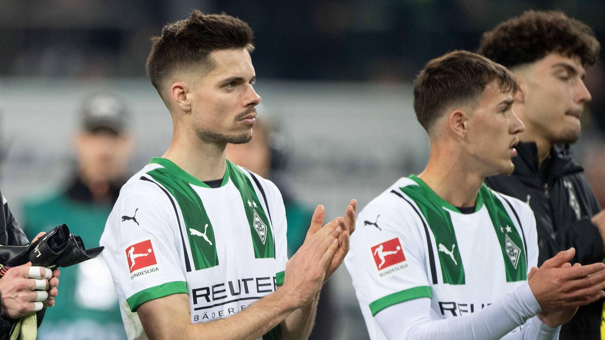 Noah Pesch (2.v.r.) an der Seite von Julian Weigl (l.) nach dem Bundesliga-Debüt gegen Manz.