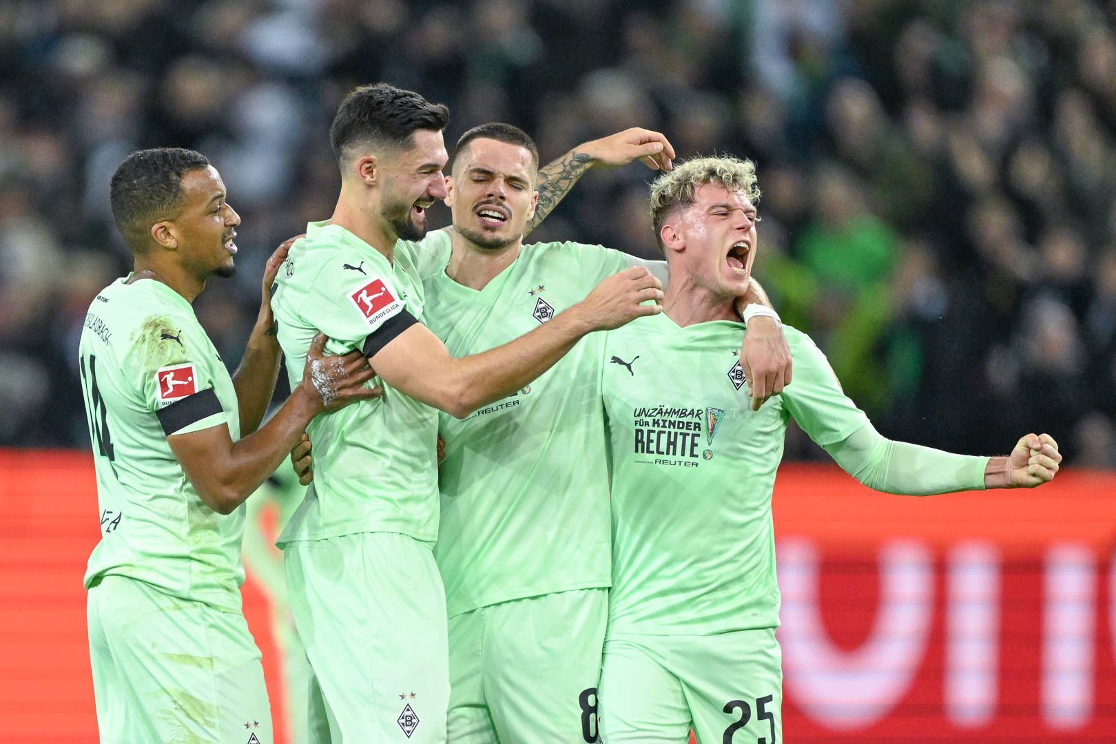 Spieler von Borussia Mönchengladbach bejubeln einen Treffer.