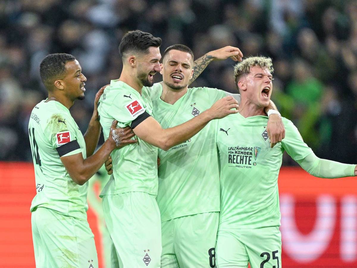 Spieler von Borussia Mönchengladbach bejubeln einen Treffer.