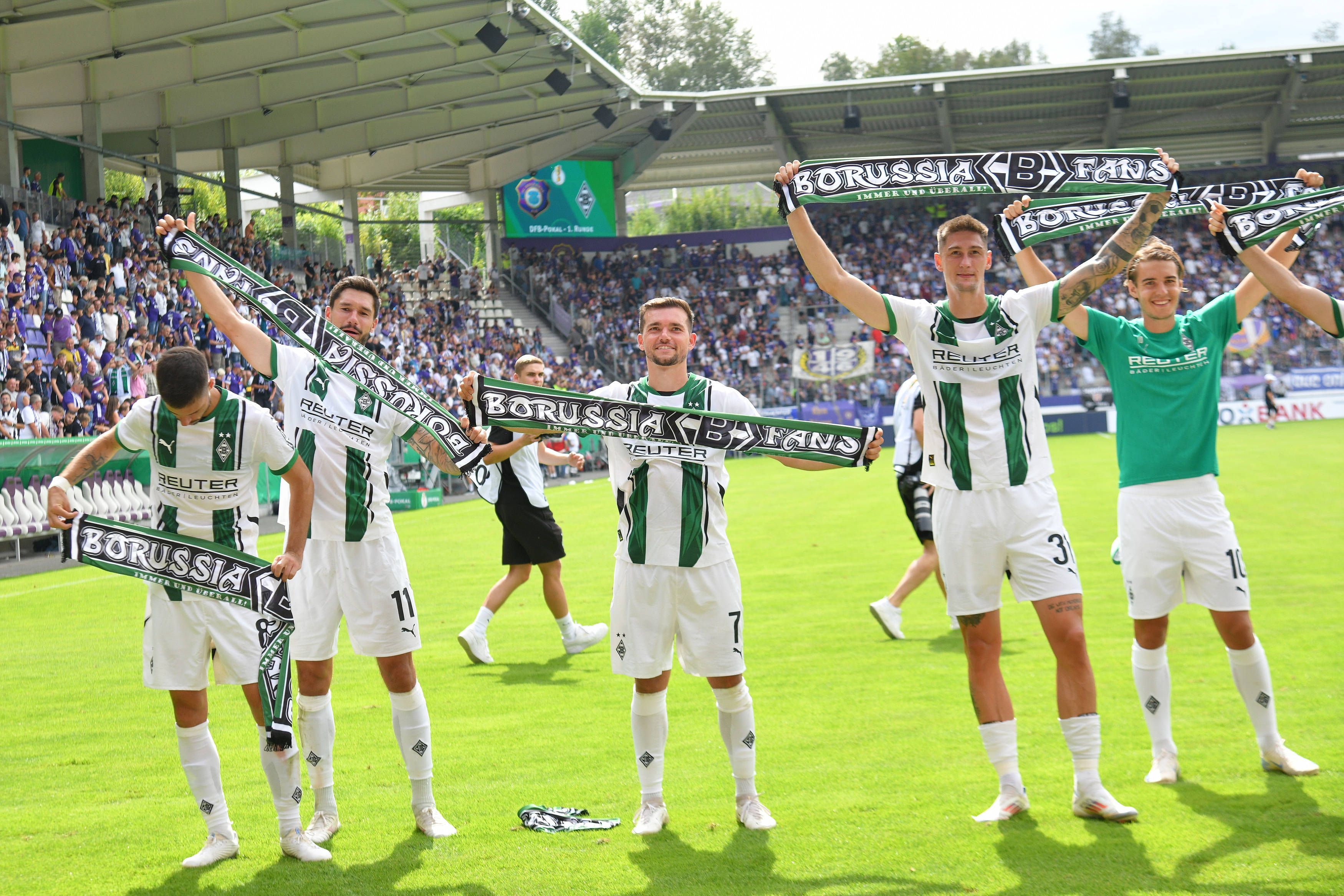 Spieler von Borussia Mönchengladbach feiern mit den Fans.