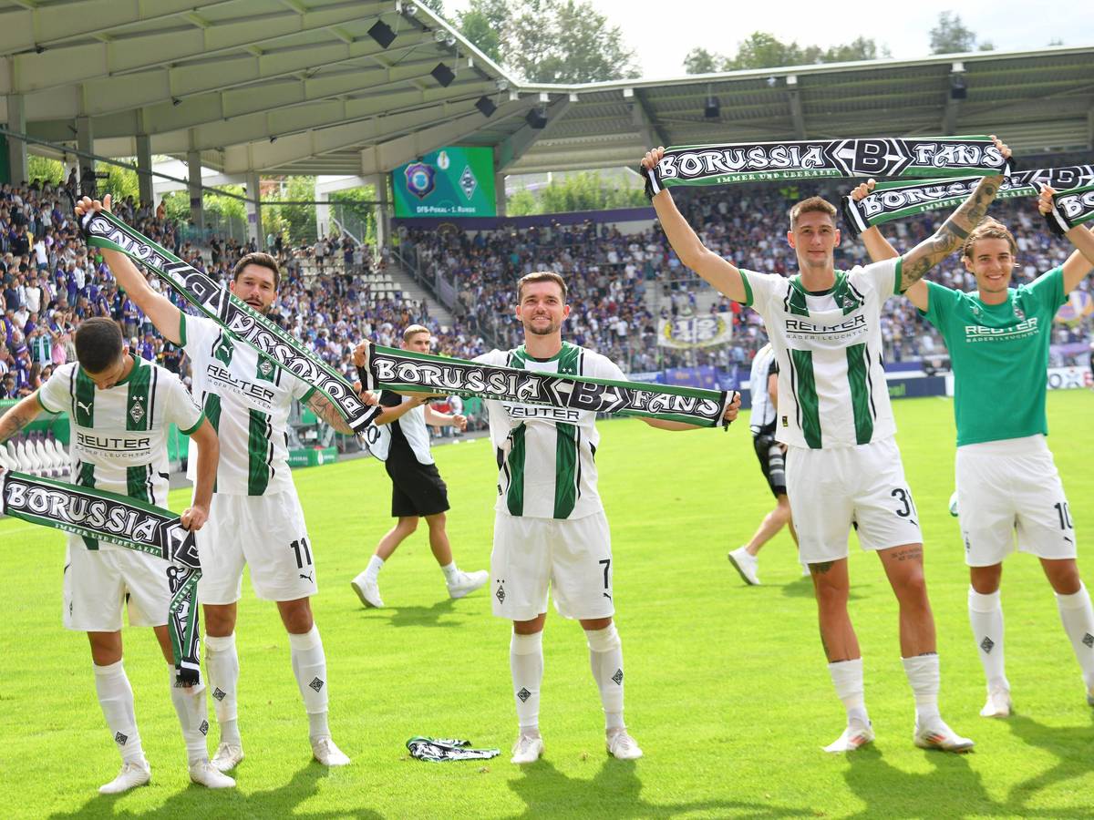 Spieler von Borussia Mönchengladbach feiern mit den Fans.