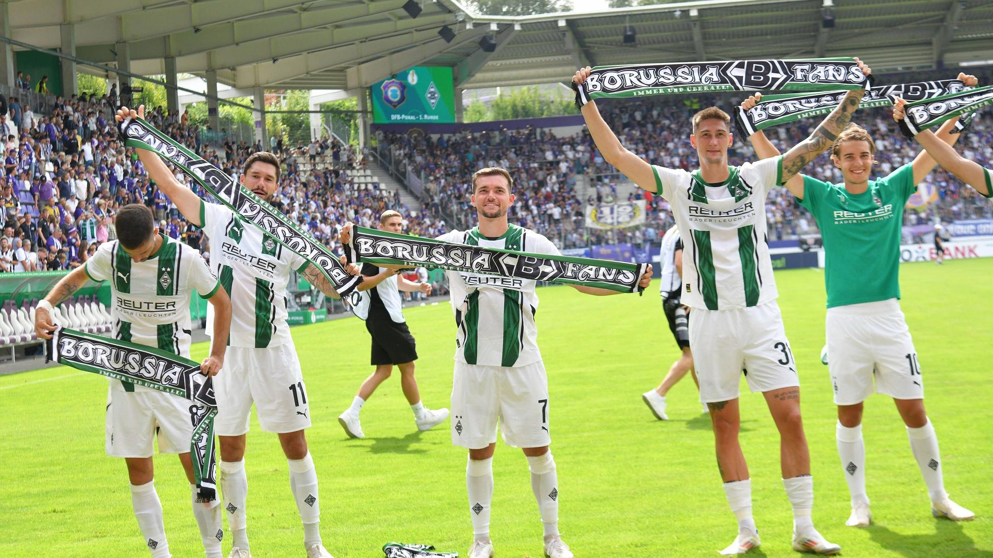 Spieler von Borussia Mönchengladbach feiern mit den Fans.