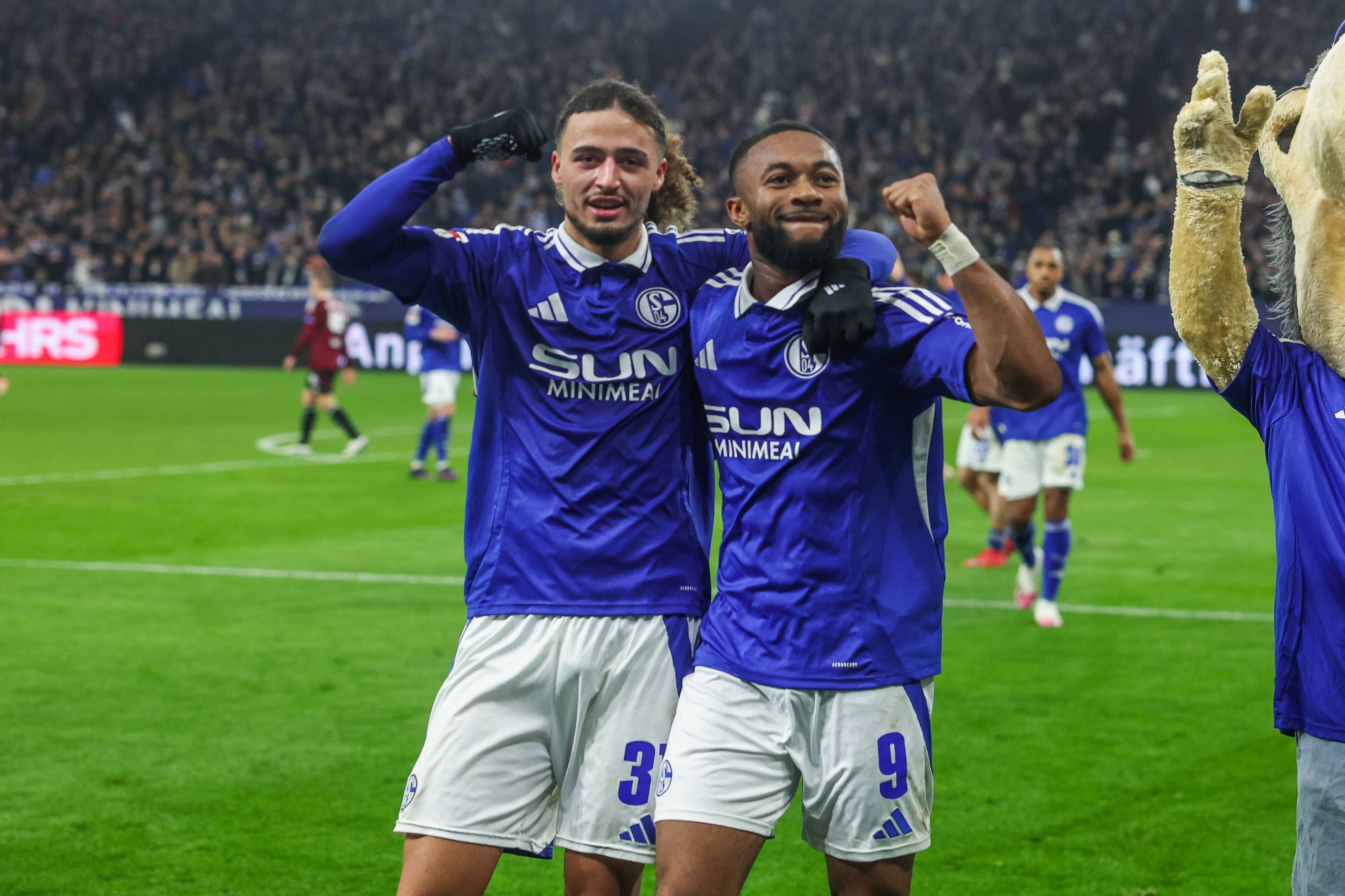 Die Schalke-Profis Taylan Bulut und Moussa Sylla und Jubel-Pose.