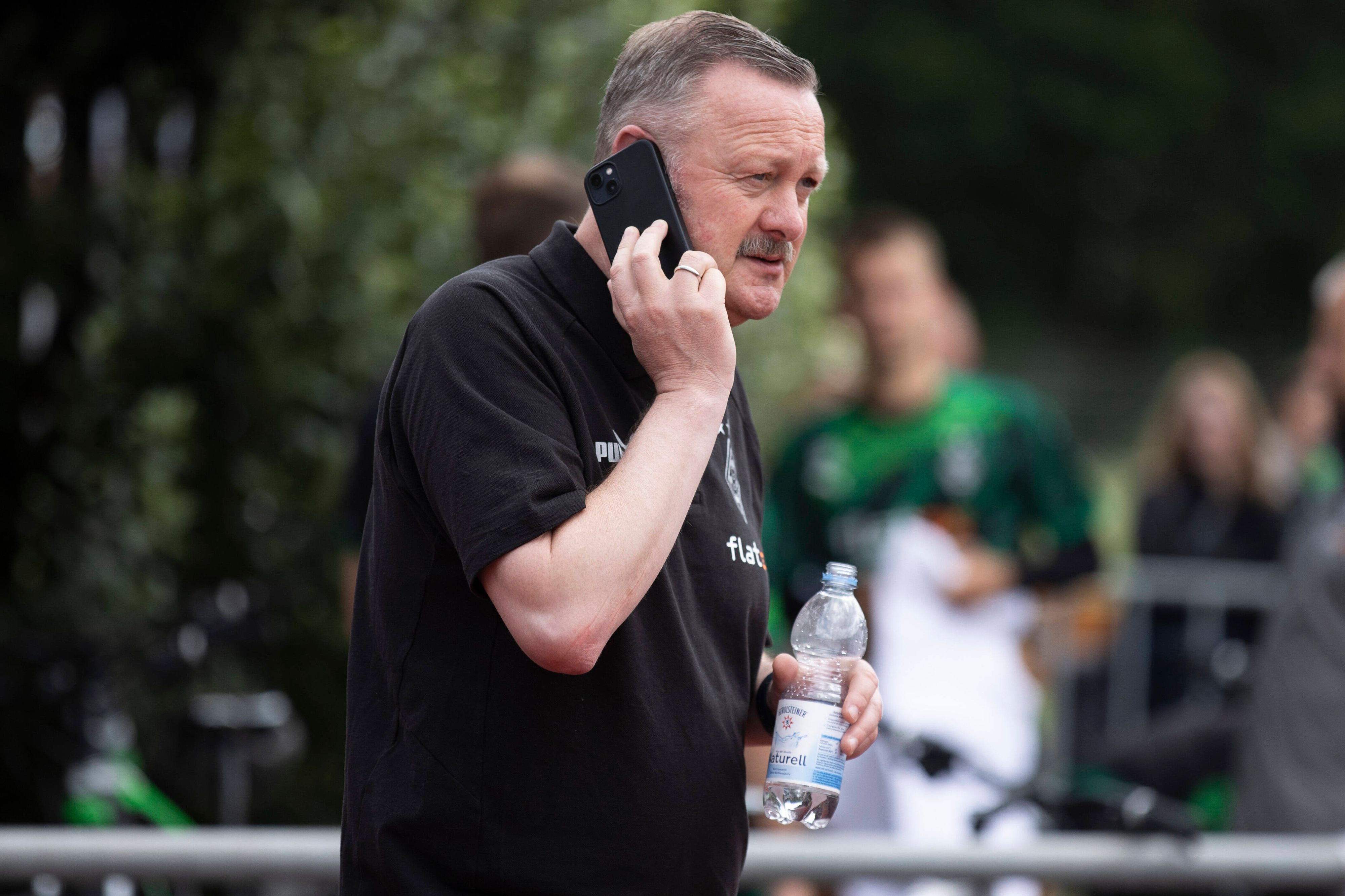 Roland Virkus telefoniert mit seinem Smartphone.