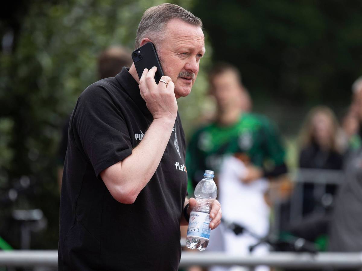 Roland Virkus telefoniert mit seinem Smartphone.