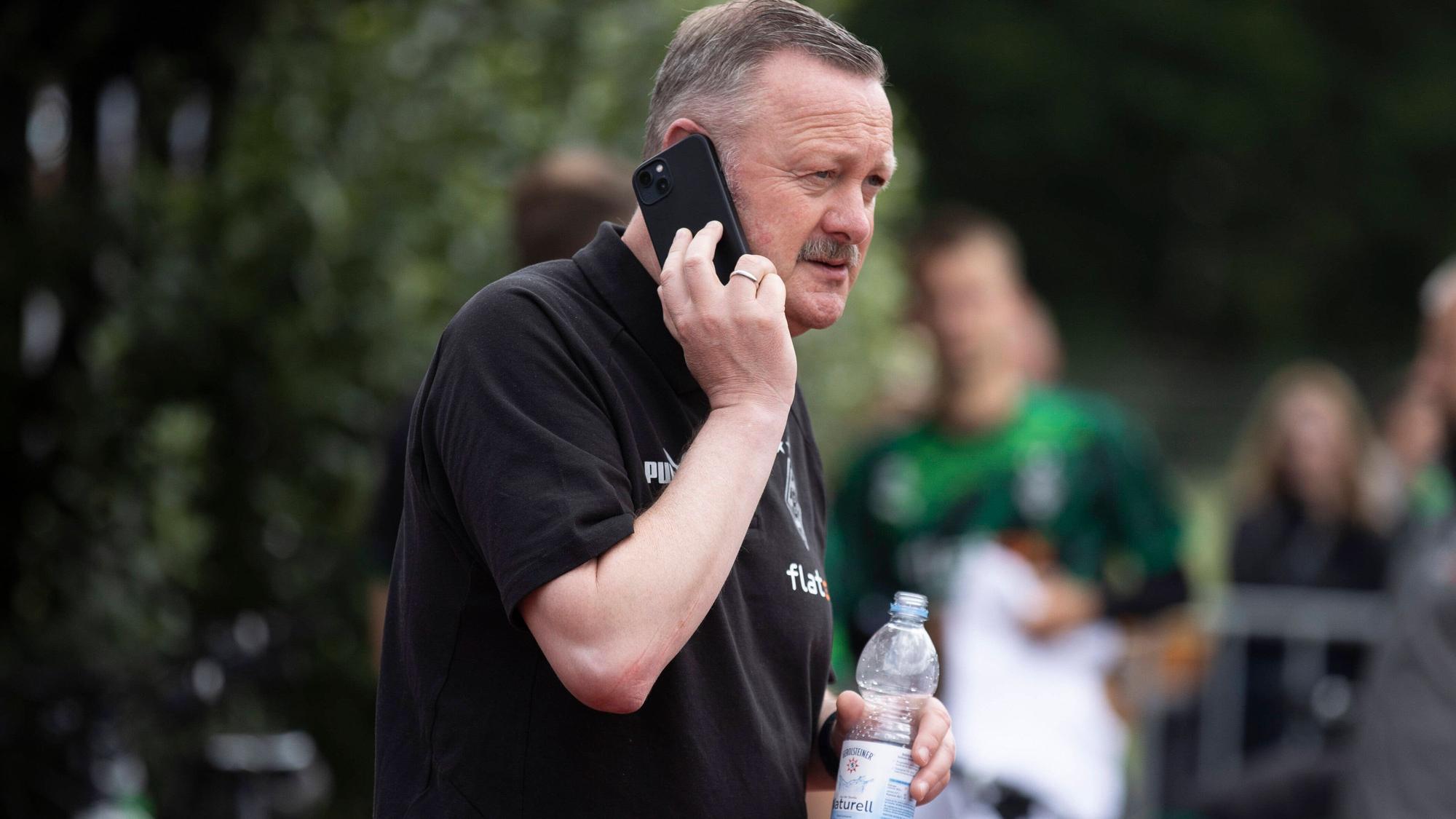 Roland Virkus telefoniert mit seinem Smartphone.