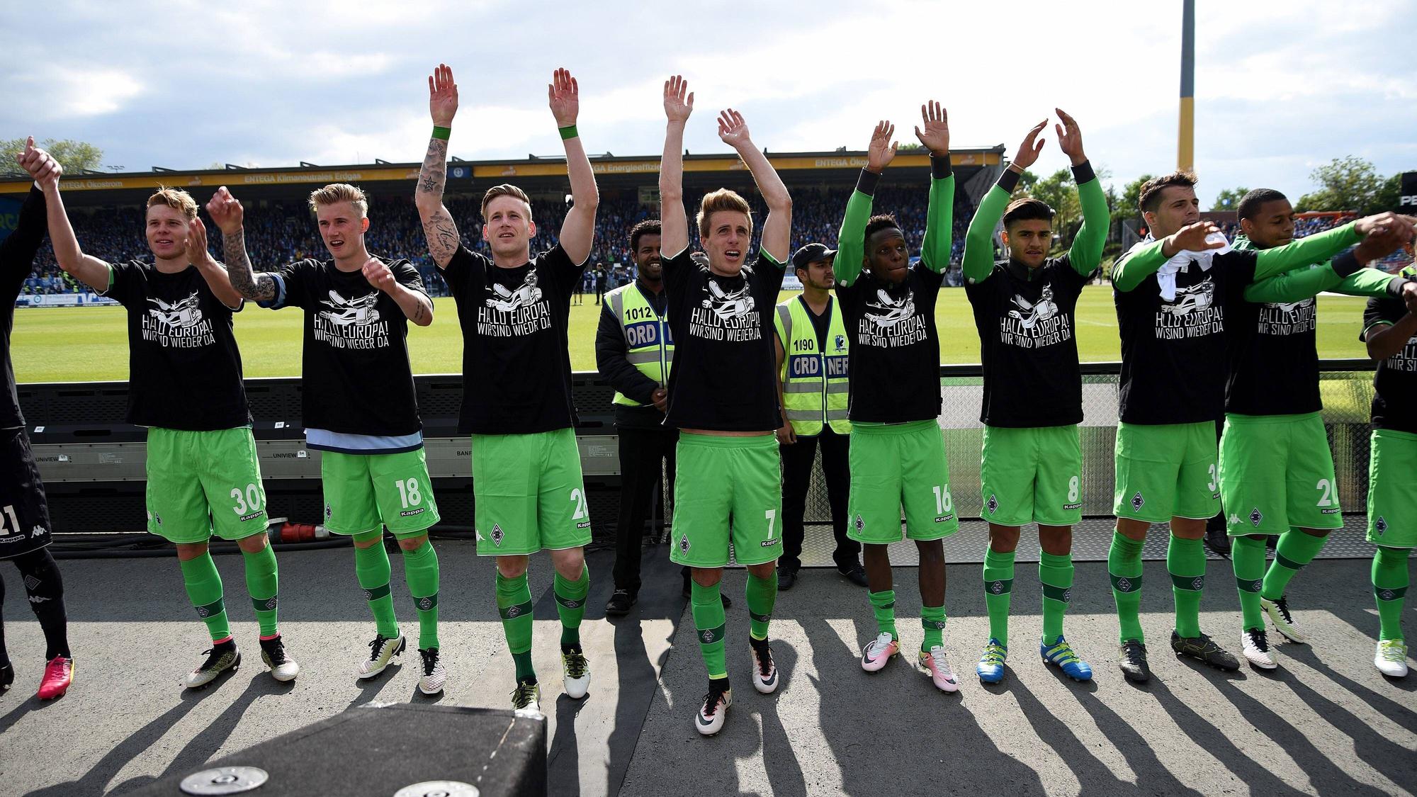 Spieler von Borussia Mönchengladbach feiern den Einzug in die Champions League.