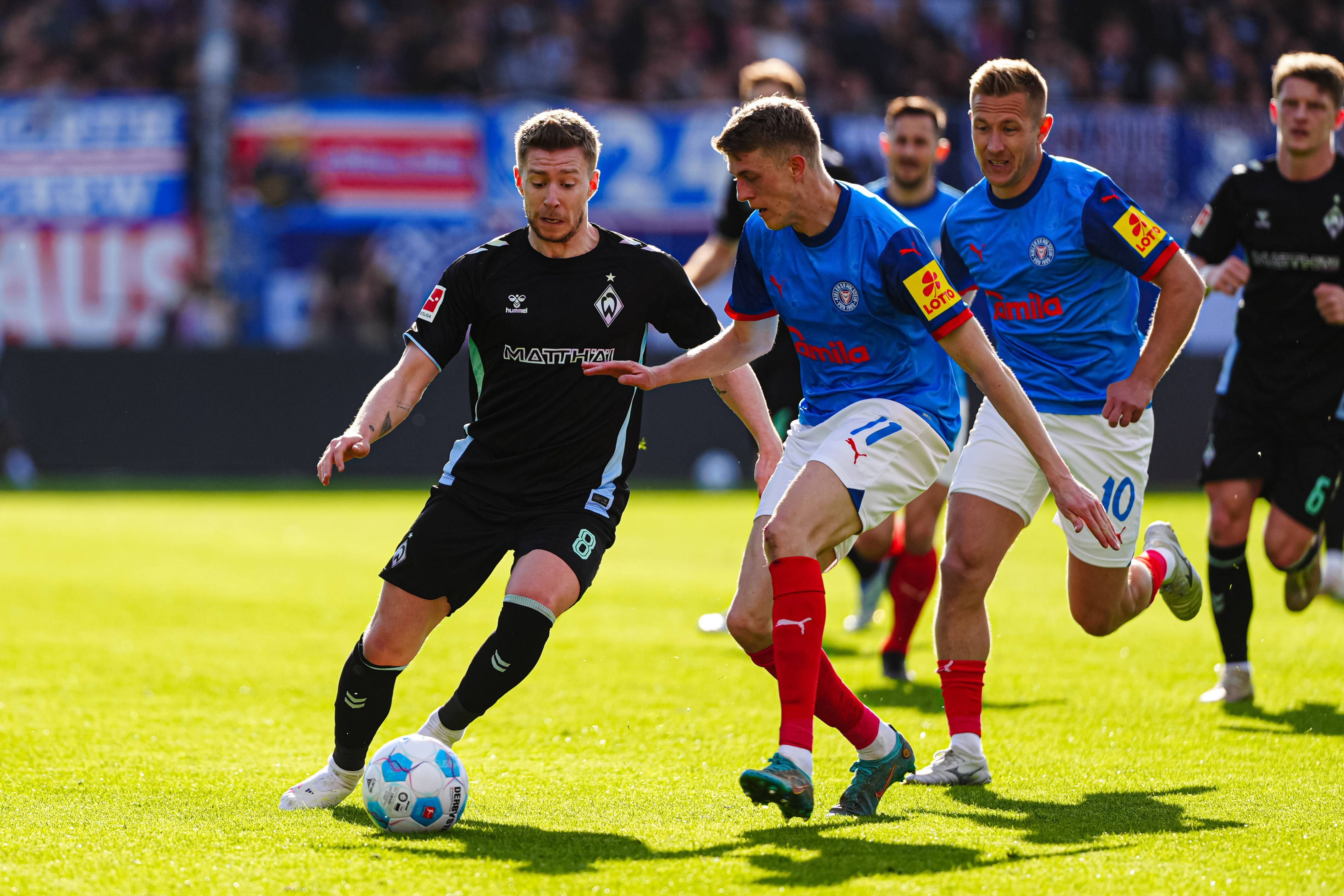 Mitchell Weiser im Duell gegen Alexander Bernhardsson.
