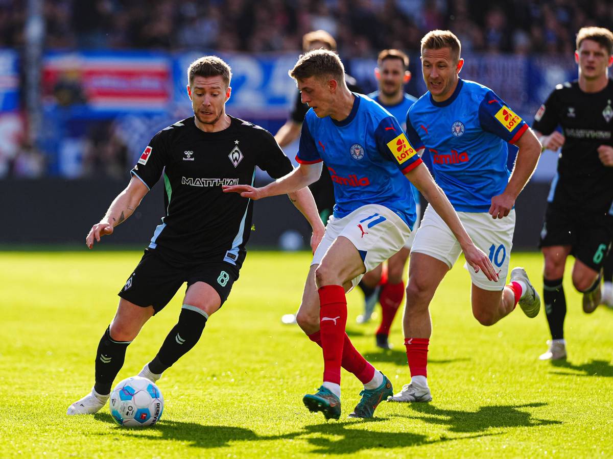 Mitchell Weiser im Duell gegen Alexander Bernhardsson.