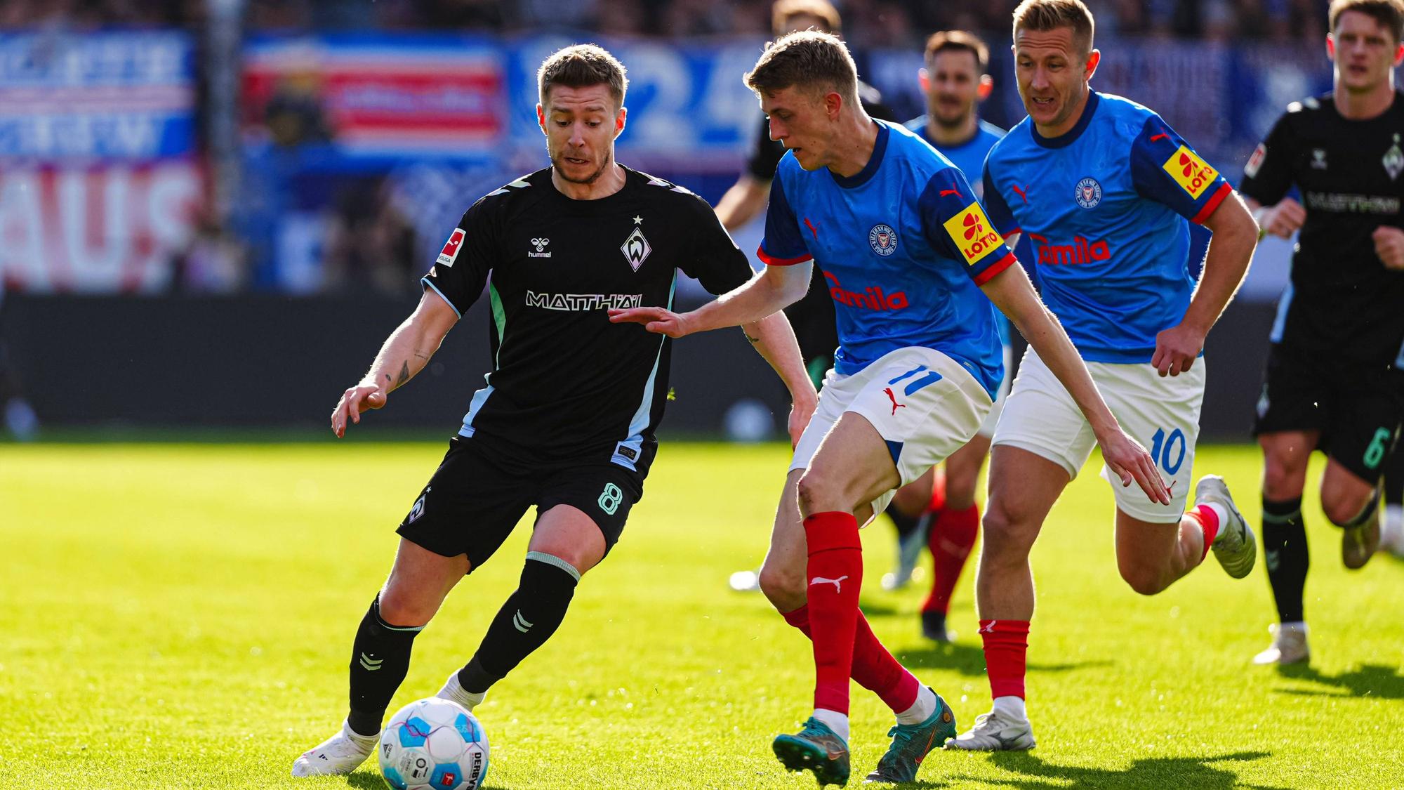 Mitchell Weiser im Duell gegen Alexander Bernhardsson.