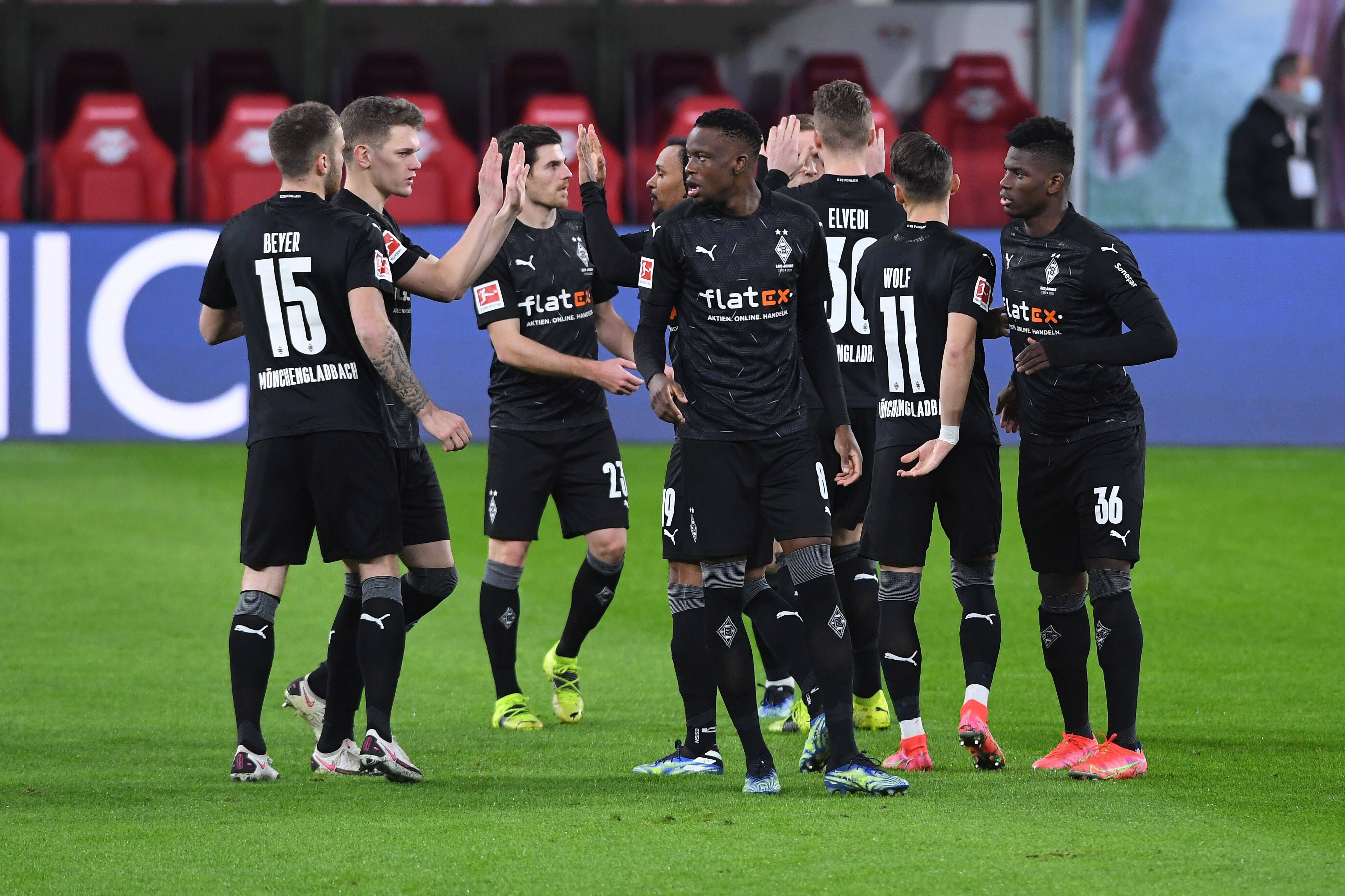 Spieler von Borussia Mönchengladbach vor dem Anpfif.