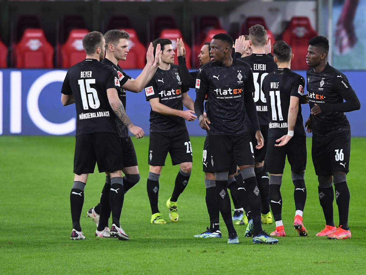 Spieler von Borussia Mönchengladbach vor dem Anpfif.