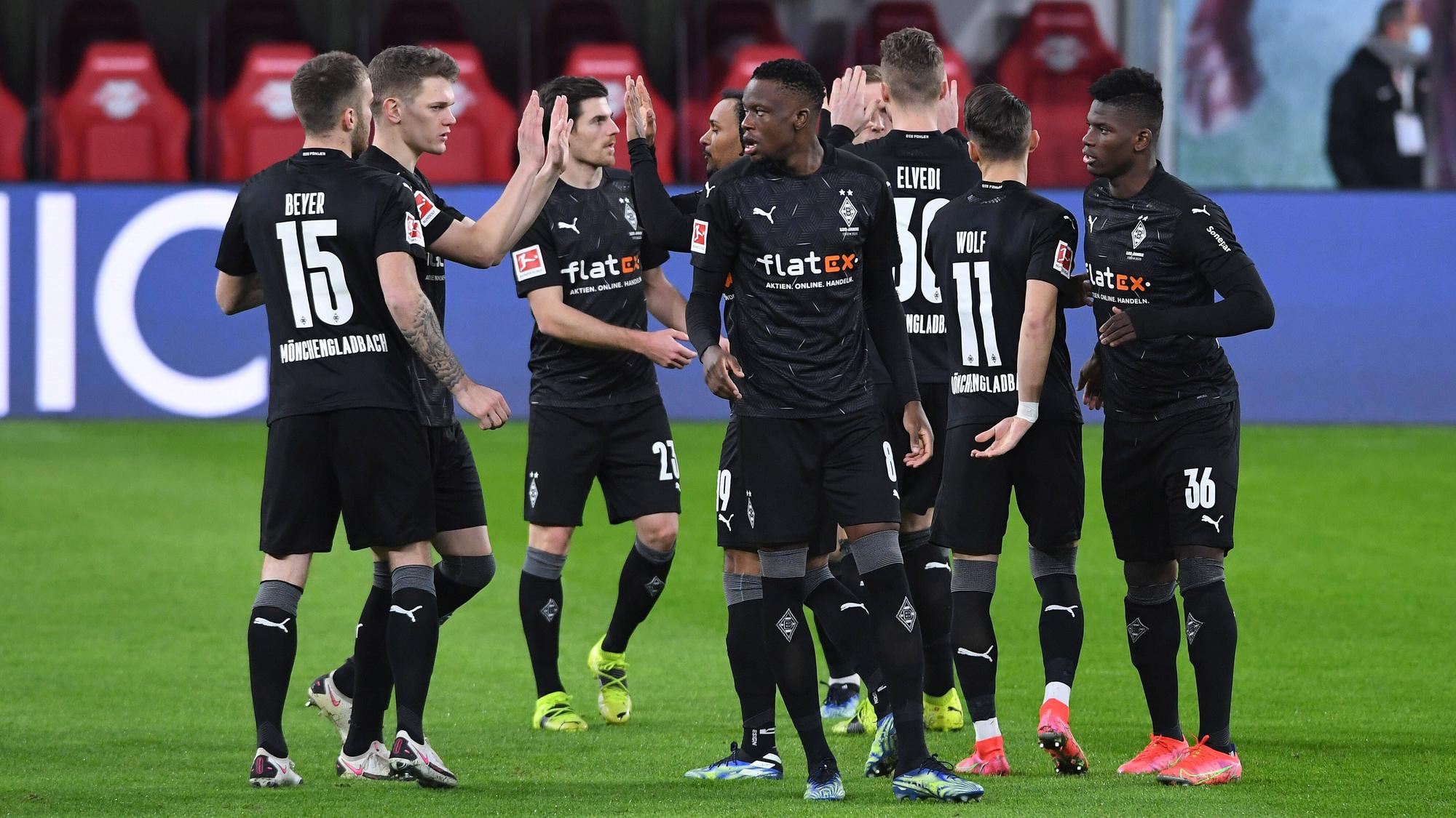 Spieler von Borussia Mönchengladbach vor dem Anpfif.