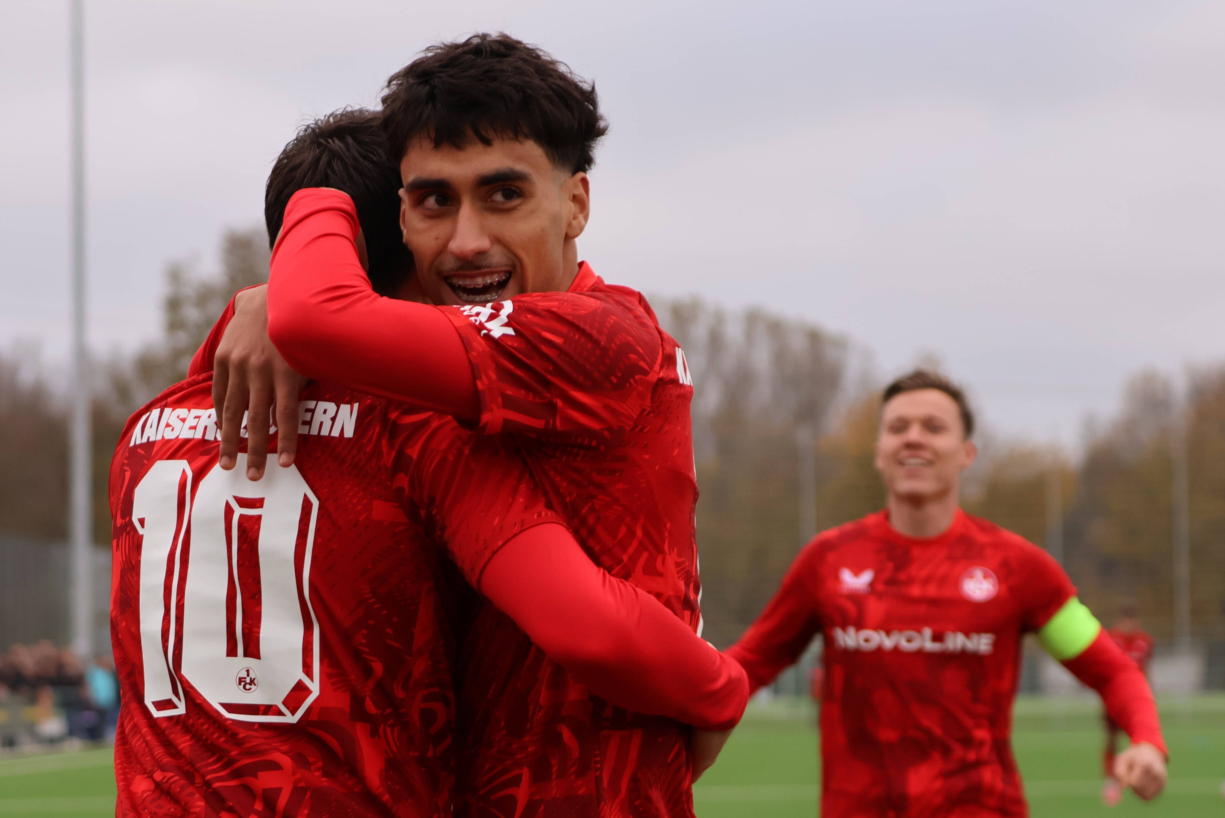 Yasin Zor jubelt mit der Zweitvertretung des 1. FC Kaiserslautern bei einem Spiel in der Oberliga.