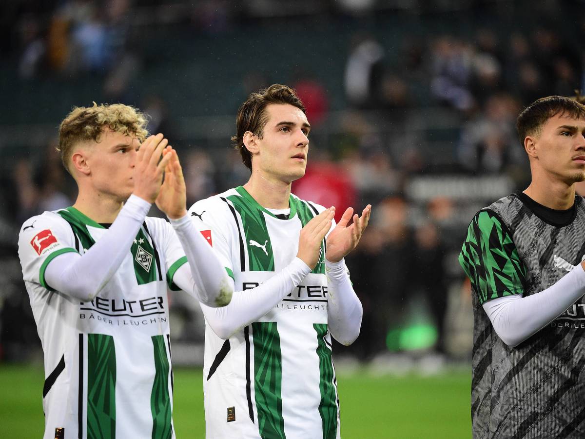 Robin Hack, Flo Neuhaus und Noah Pesch applaudieren den Fans.