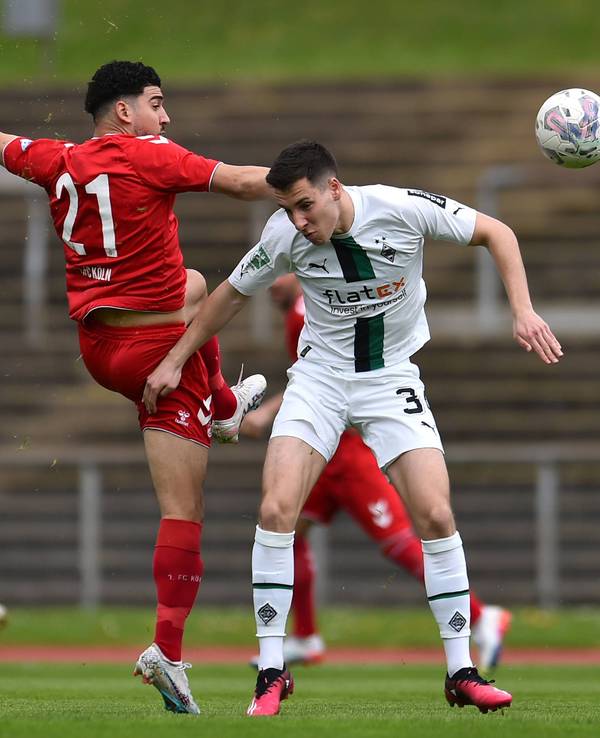Conor Noß im Kopfballduell mit Luca Vincent Schlax.
