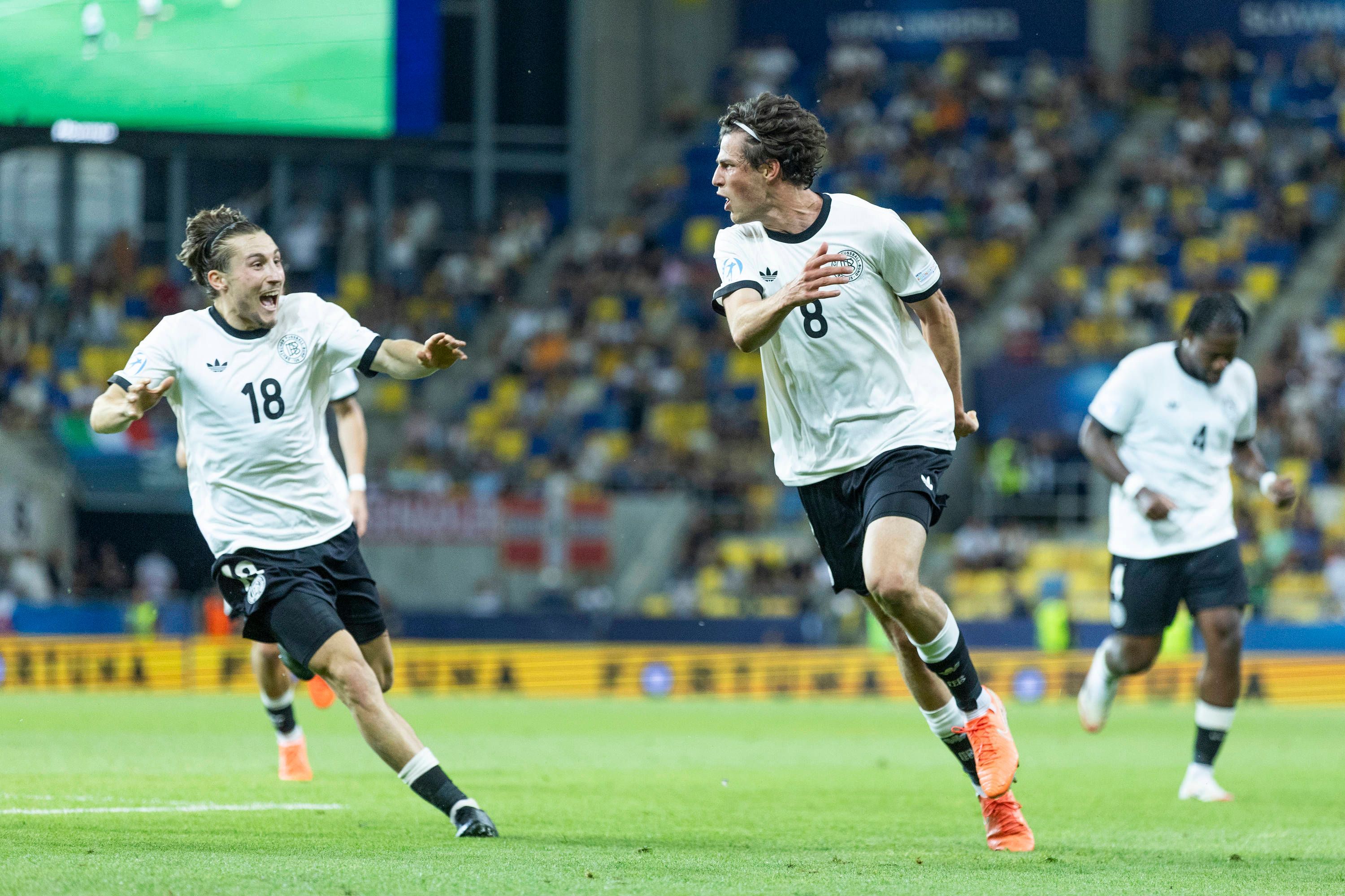 Rocco Reitz (l.) und Merlin Röhl (r.) jubeln nach dem 3:2 für Deutschland am 22. Juni 2025 gegen Italien.