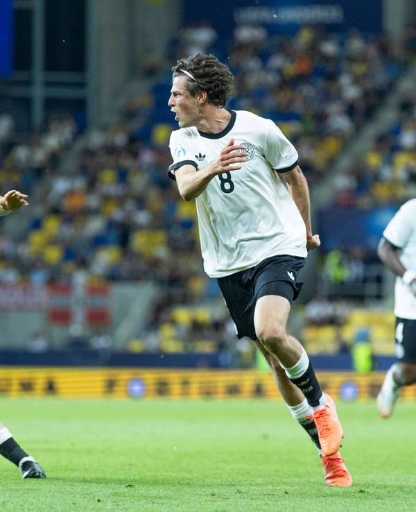 Rocco Reitz (l.) und Merlin Röhl (r.) jubeln nach dem 3:2 für Deutschland am 22. Juni 2025 gegen Italien.