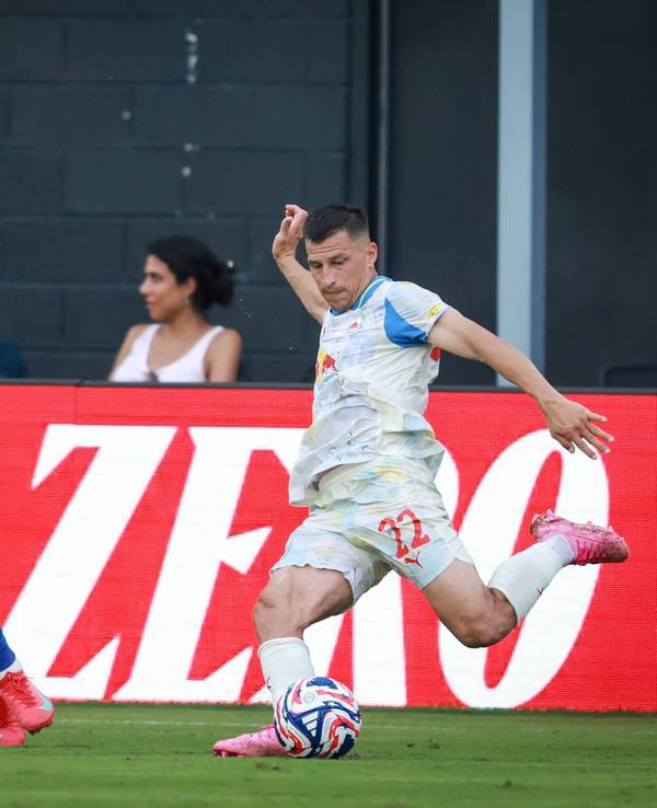 Stefan Lainer schießt den Ball.