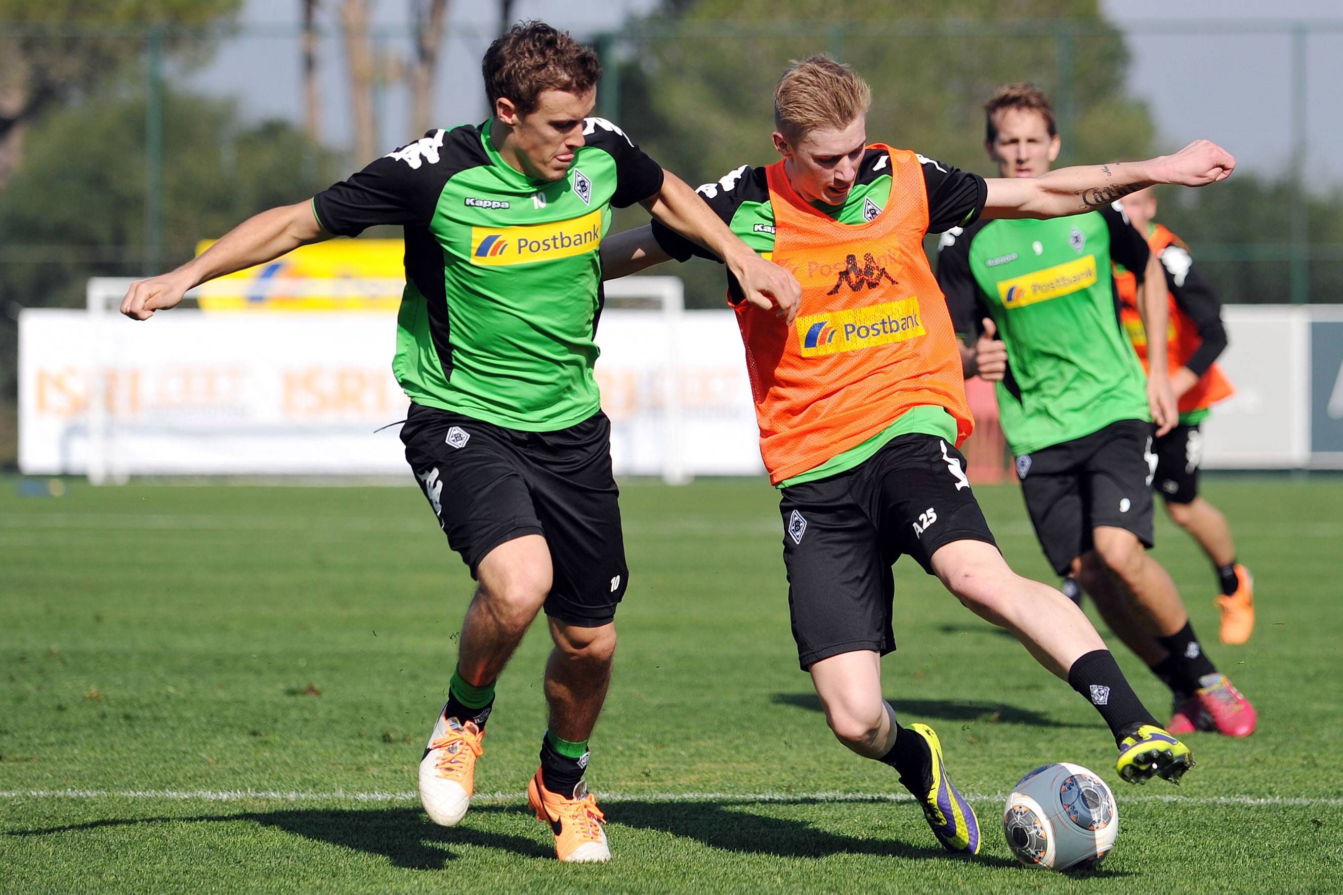 Sinan Kurt damals im Fohlen-Dress im Zweikampf mit Max Kruse.