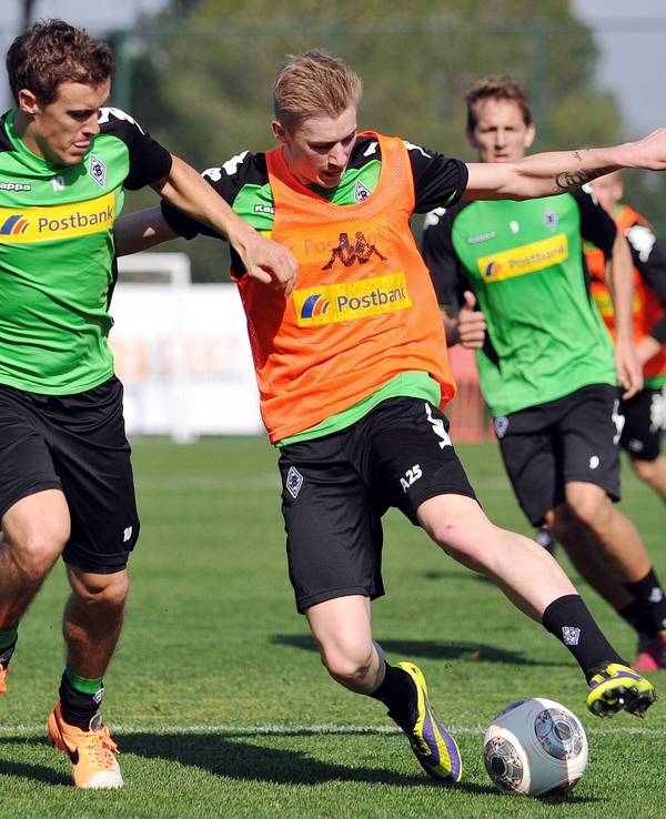 Sinan Kurt damals im Fohlen-Dress im Zweikampf mit Max Kruse.