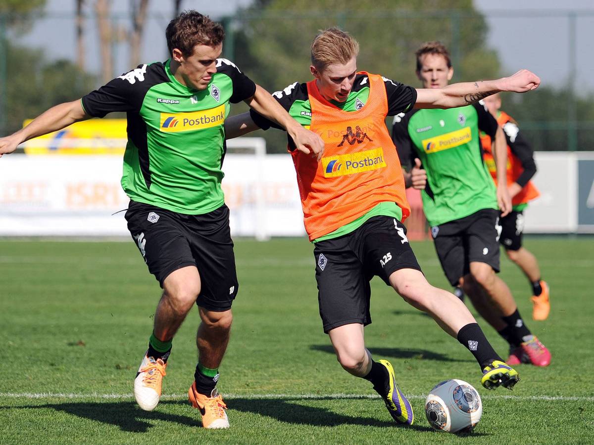 Sinan Kurt damals im Fohlen-Dress im Zweikampf mit Max Kruse.