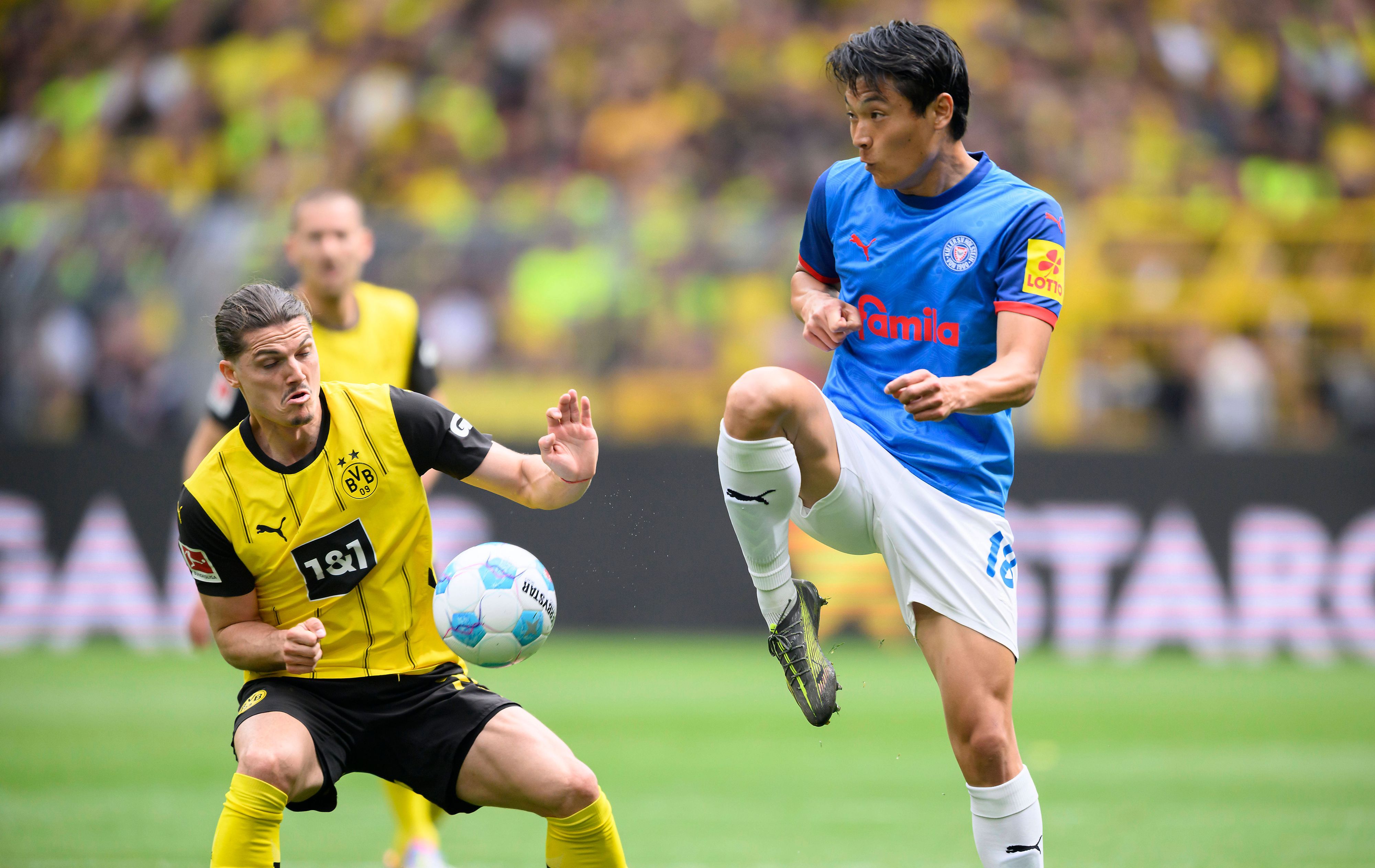 Shuto Machino im Zweikampf mit Marcel Sabitzer beim letzten Bundesliga-Spieltag der abgelaufenen Saison am 17. Mai 2025.