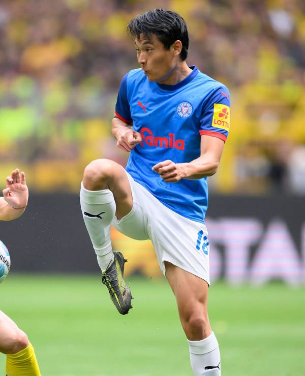 Shuto Machino im Zweikampf mit Marcel Sabitzer beim letzten Bundesliga-Spieltag der abgelaufenen Saison am 17. Mai 2025.