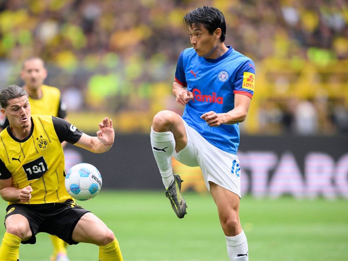 Shuto Machino im Zweikampf mit Marcel Sabitzer beim letzten Bundesliga-Spieltag der abgelaufenen Saison am 17. Mai 2025.