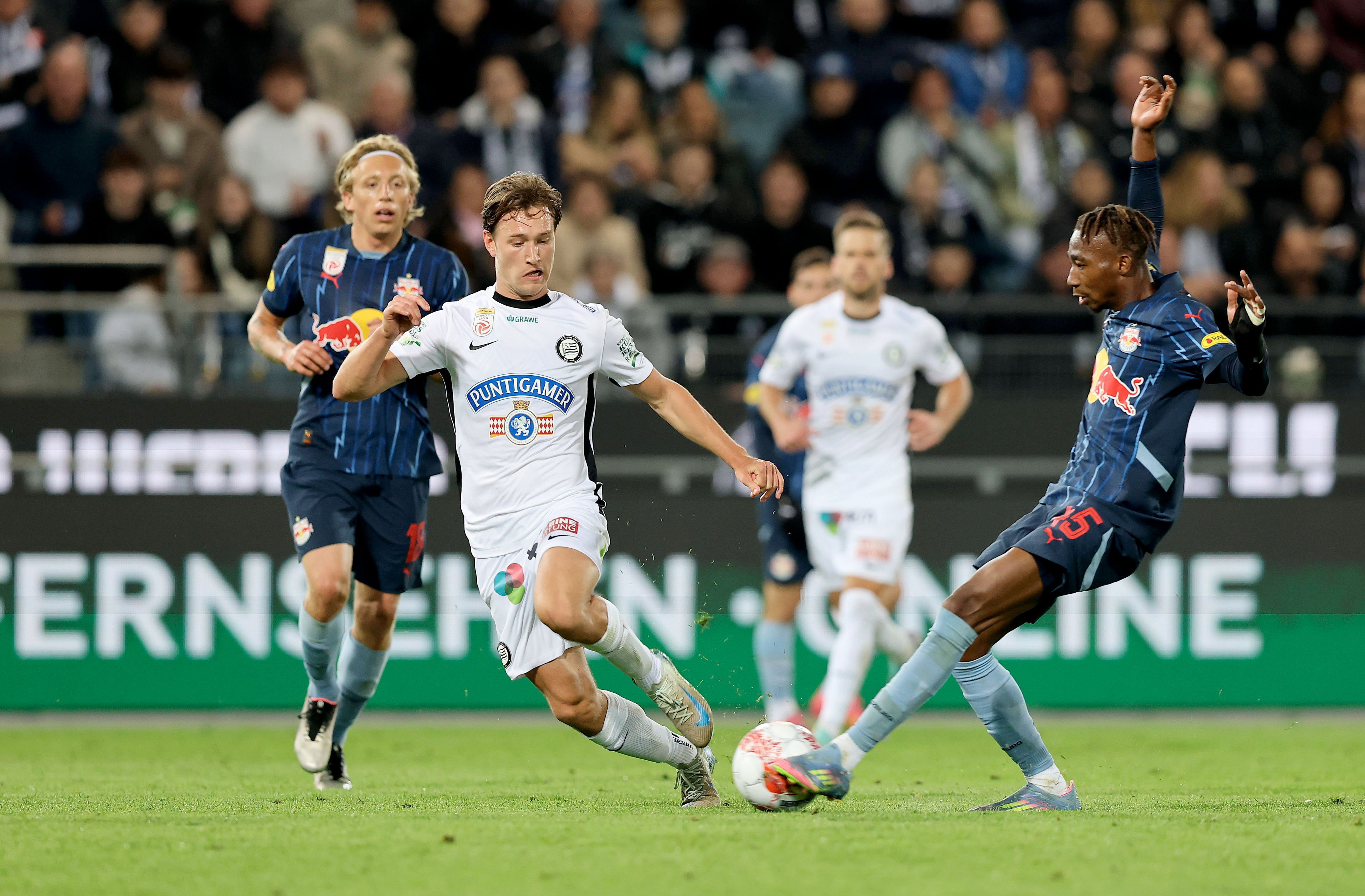 Graz-Stürmer William Boving im Duell gegen RB Salzburg.