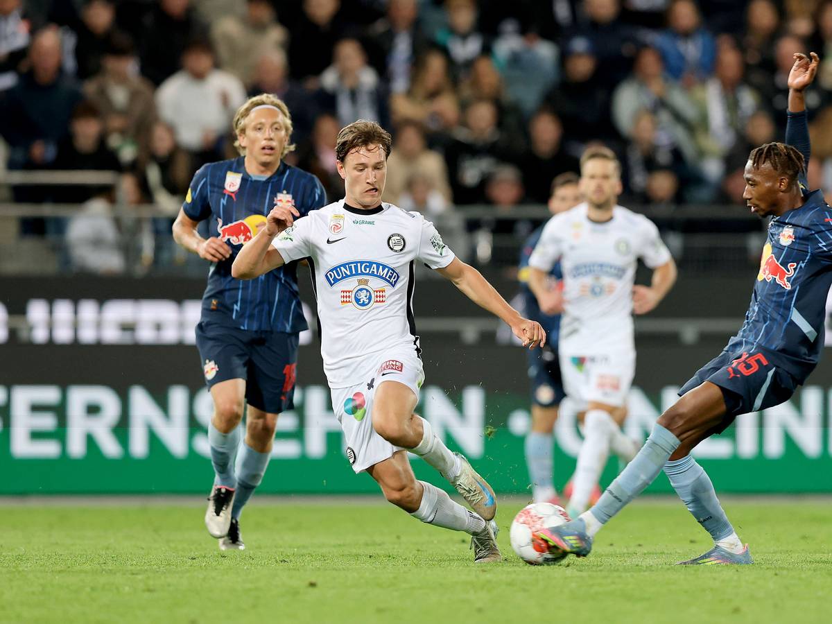 Graz-Stürmer William Boving im Duell gegen RB Salzburg.