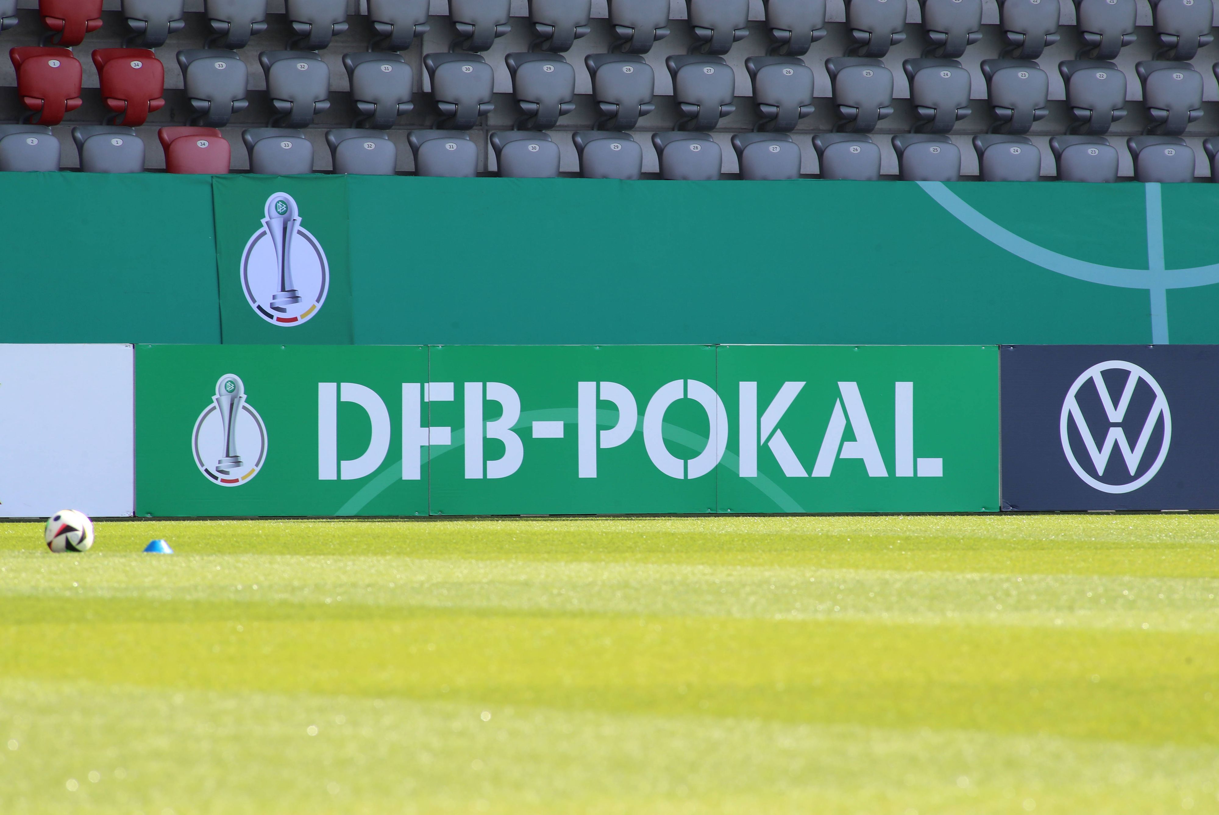 Symbolfoto einer Bande mit der Aufschrift „DFB-Pokal“.