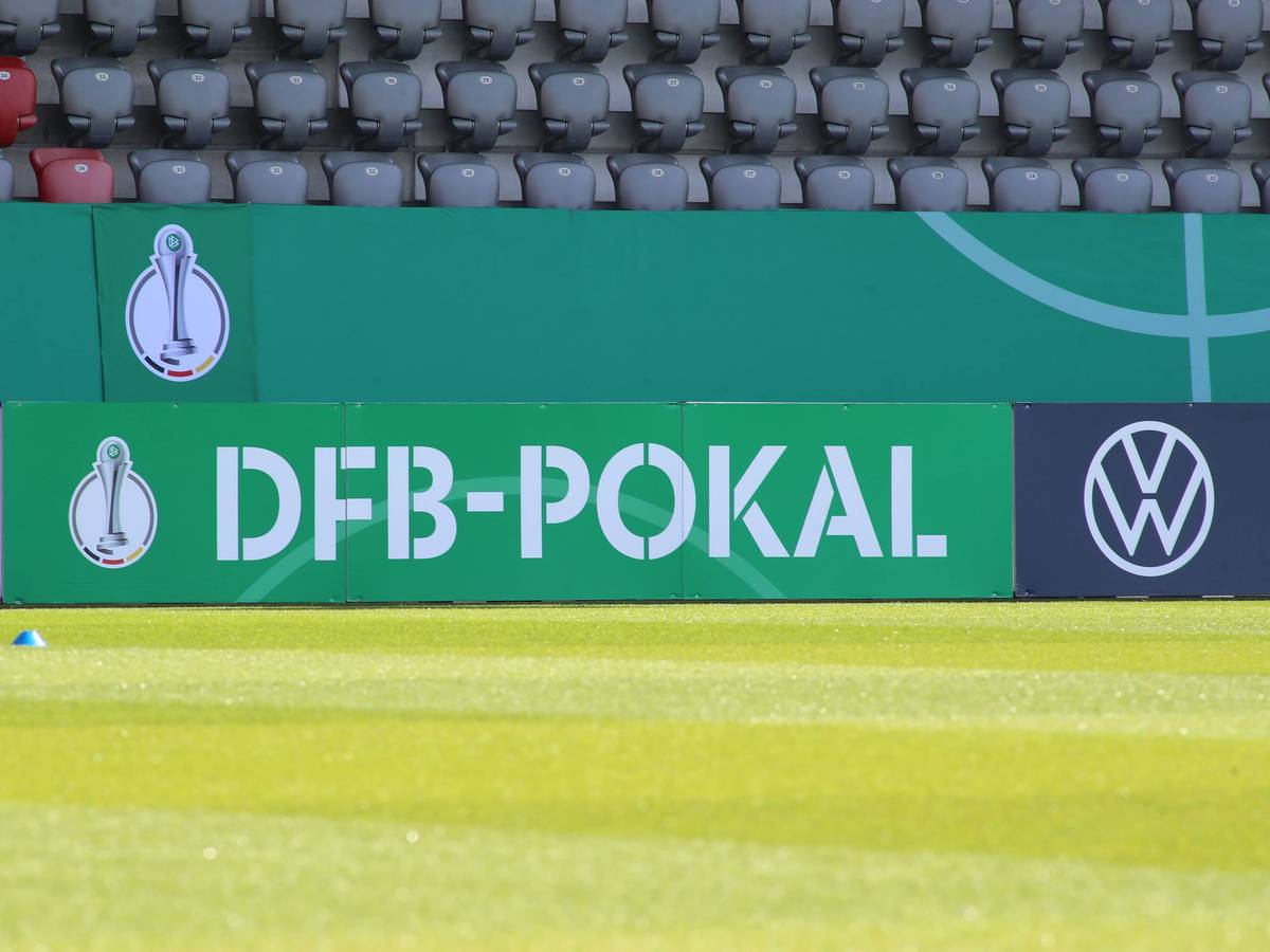 Symbolfoto einer Bande mit der Aufschrift „DFB-Pokal“.