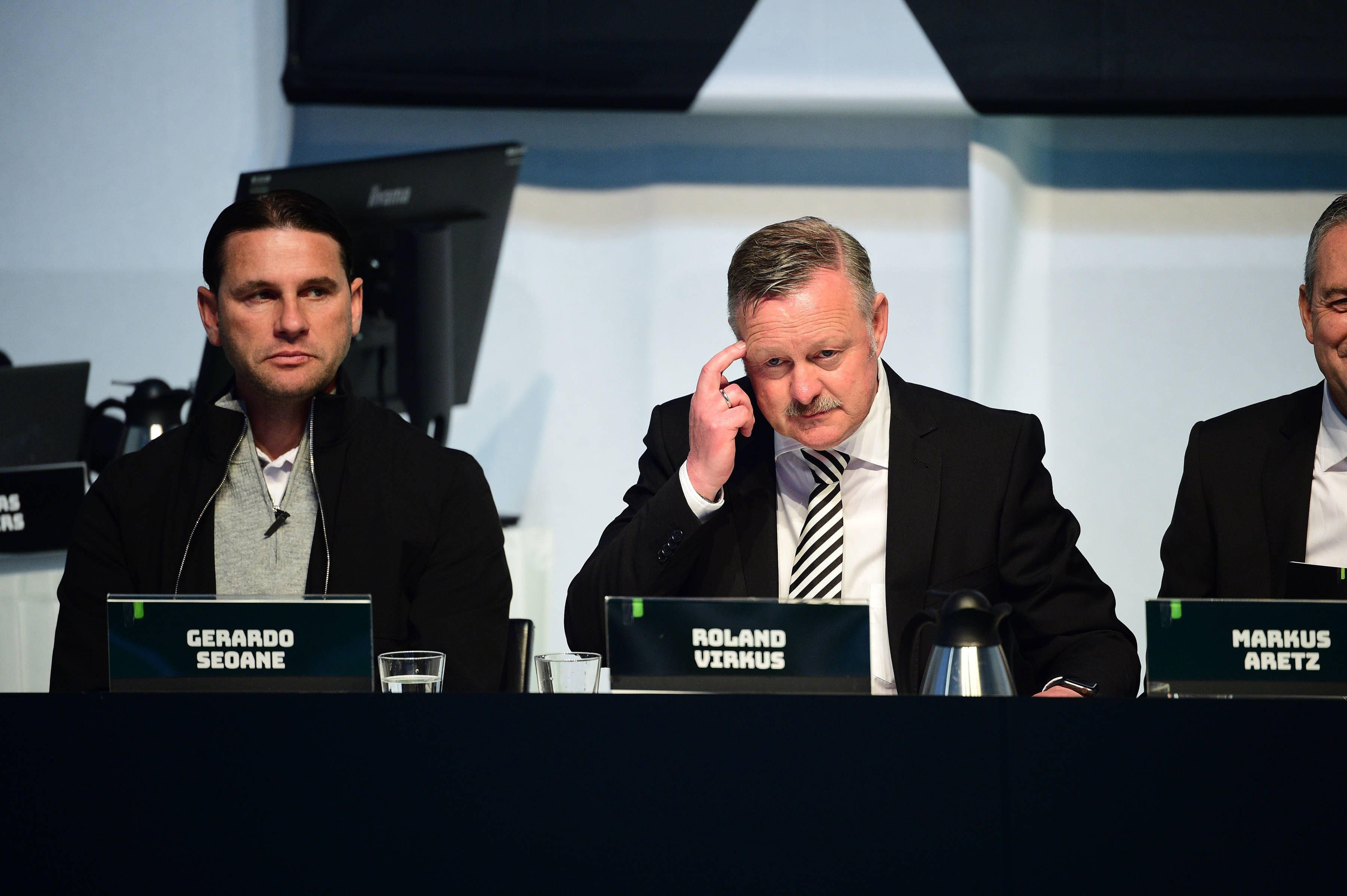 Gerardo Seoane und Roland Virkus auf der Mitgliederversammlung von Borussia Mönchengladbach.
