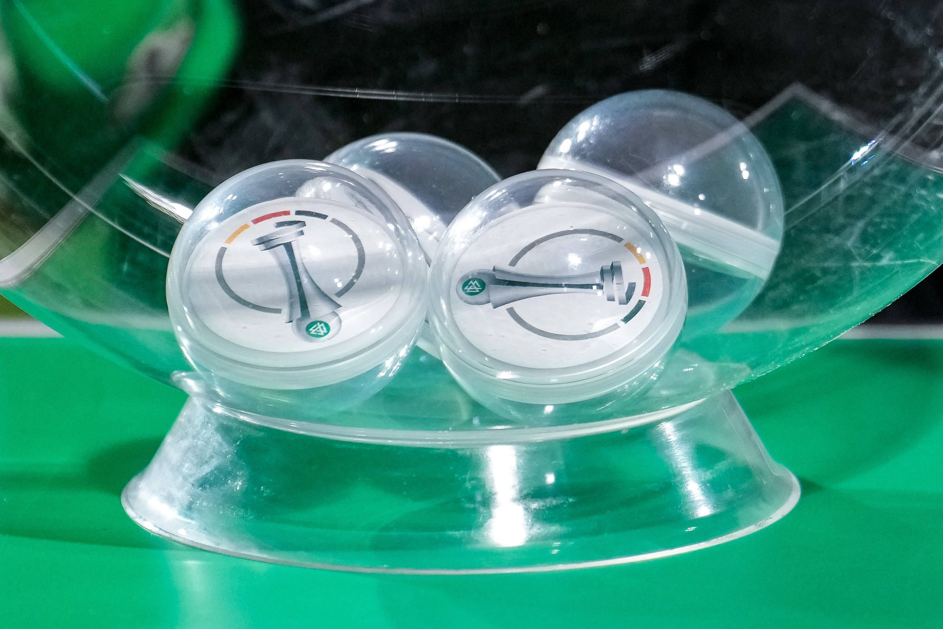 Die Loskugeln des DFB-Pokals der Frauen in einer Schüssel.