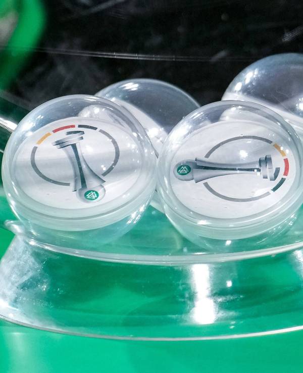 Die Loskugeln des DFB-Pokals der Frauen in einer Schüssel.